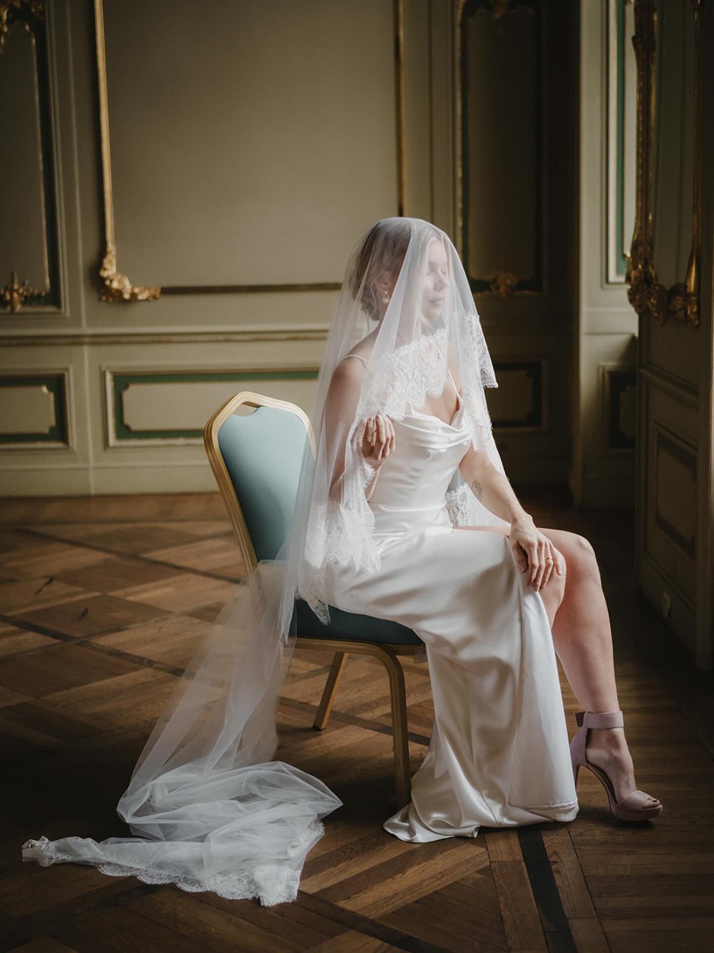 Une magnifique collaboration &agrave; Berlin 🤍 le r&ecirc;ve ou quoi ?? Realis&eacute; par des humains exceptionnels 🌷 pour un r&eacute;sultat grandiose ✨

Photographe : @jeffgagnonphoto
Planification &amp; stylisme : @lovepunch.co
Mod&egrave;les :