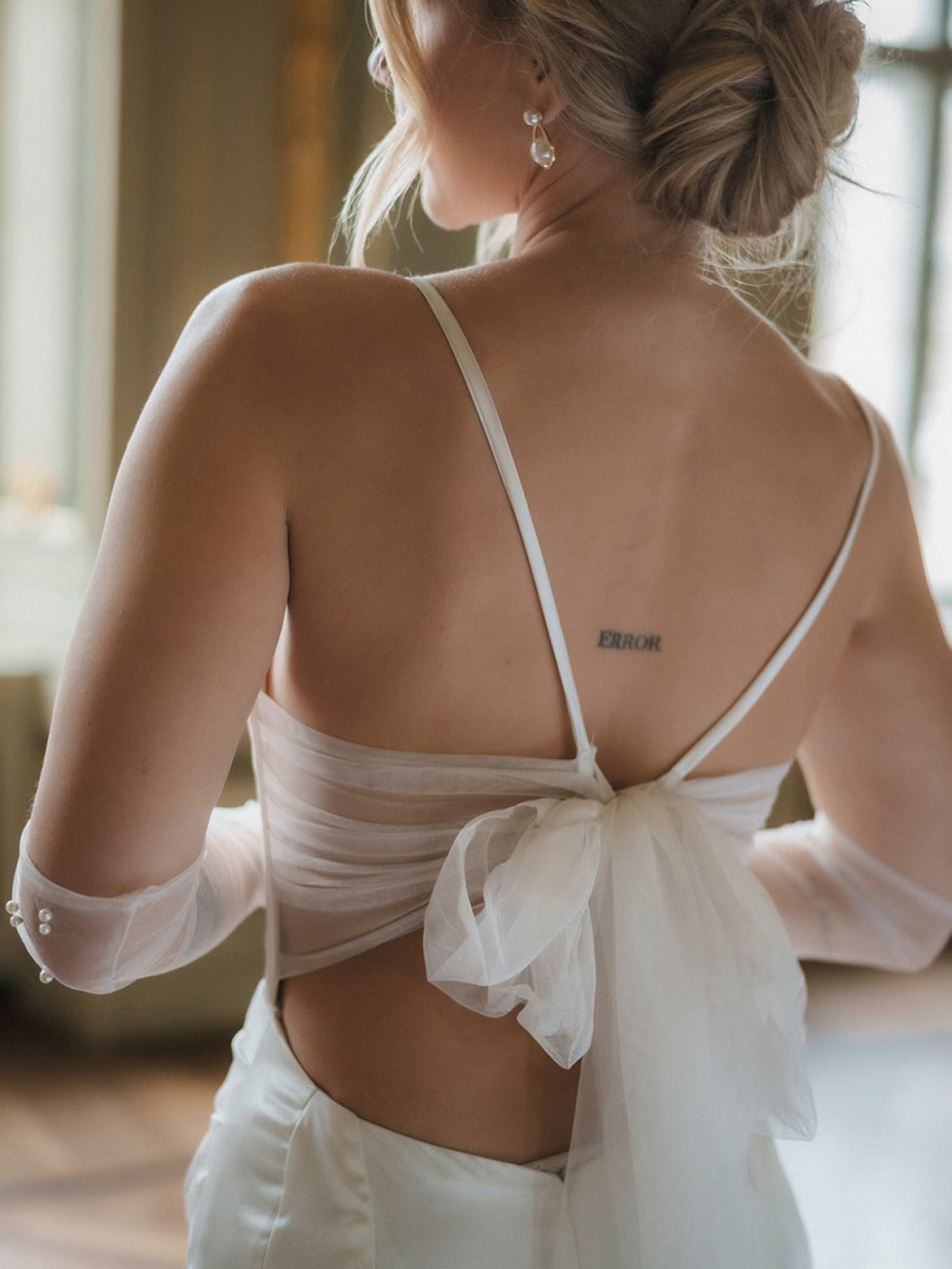 La fameuse boucle au dos 🤍🤍🤍 Merci pour la superbe collaboration 👇🏻🌷

Photographe : @jeffgagnonphoto
Planification &amp; stylisme : @lovepunch.co
Mod&egrave;les : @modelcoupleberlin
Lieu : @ermelerhaus
Papeterie : @deuxamoureuxpapeterie