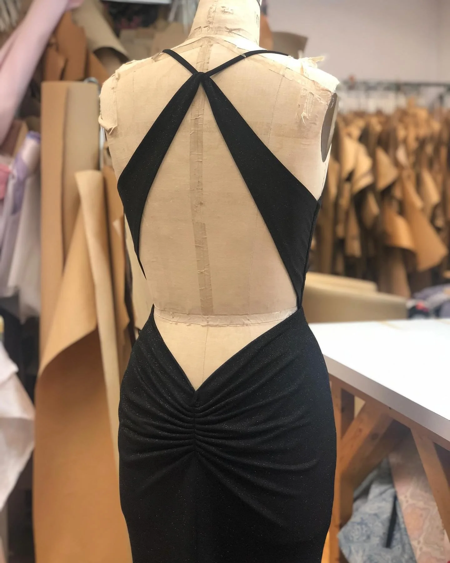 Notre passion pour les dos 🖤🖤🖤 #promdresses #robedebal #surmesure #lowback #prom2025