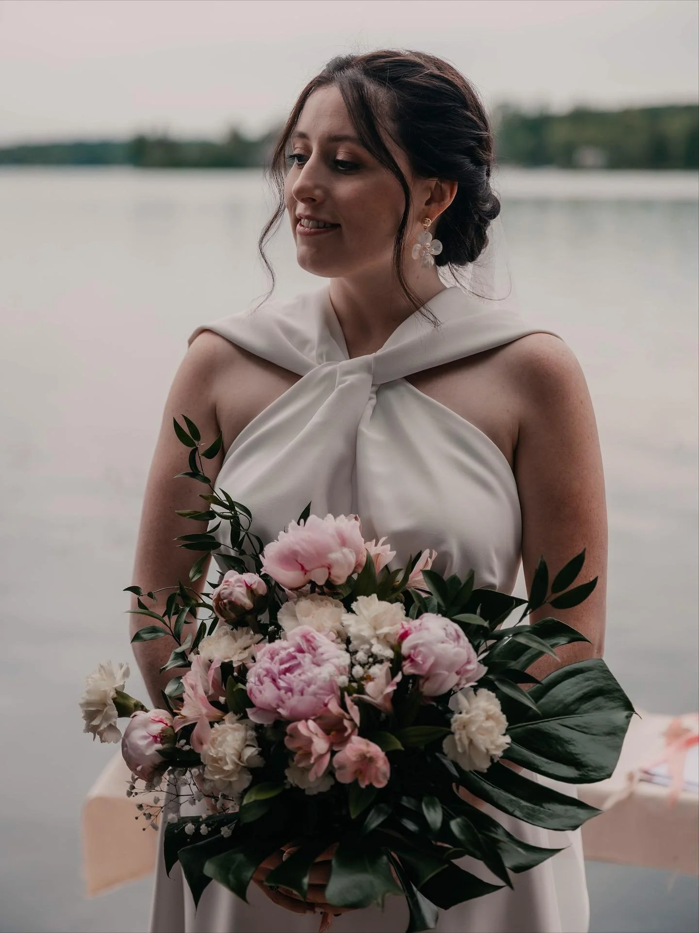 La magnifique Madelaine dans &ccedil;a robe de mari&eacute;e 🤍👰🏻&zwj;♀️💐💍 attendez de voir la deuxi&egrave;me version de cette robe 🤭