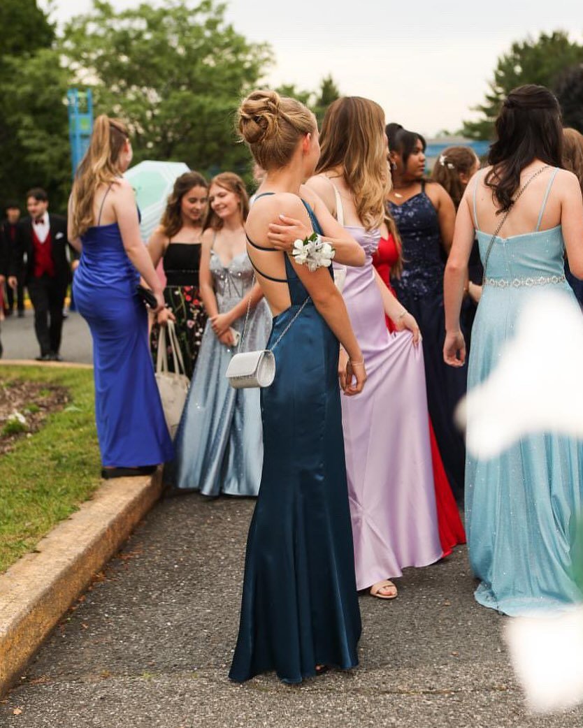 Nous prenons encore quelques commandes pour les bals 2025 🤍🎓 faites vite !!!!!💨 #robedebal #prom