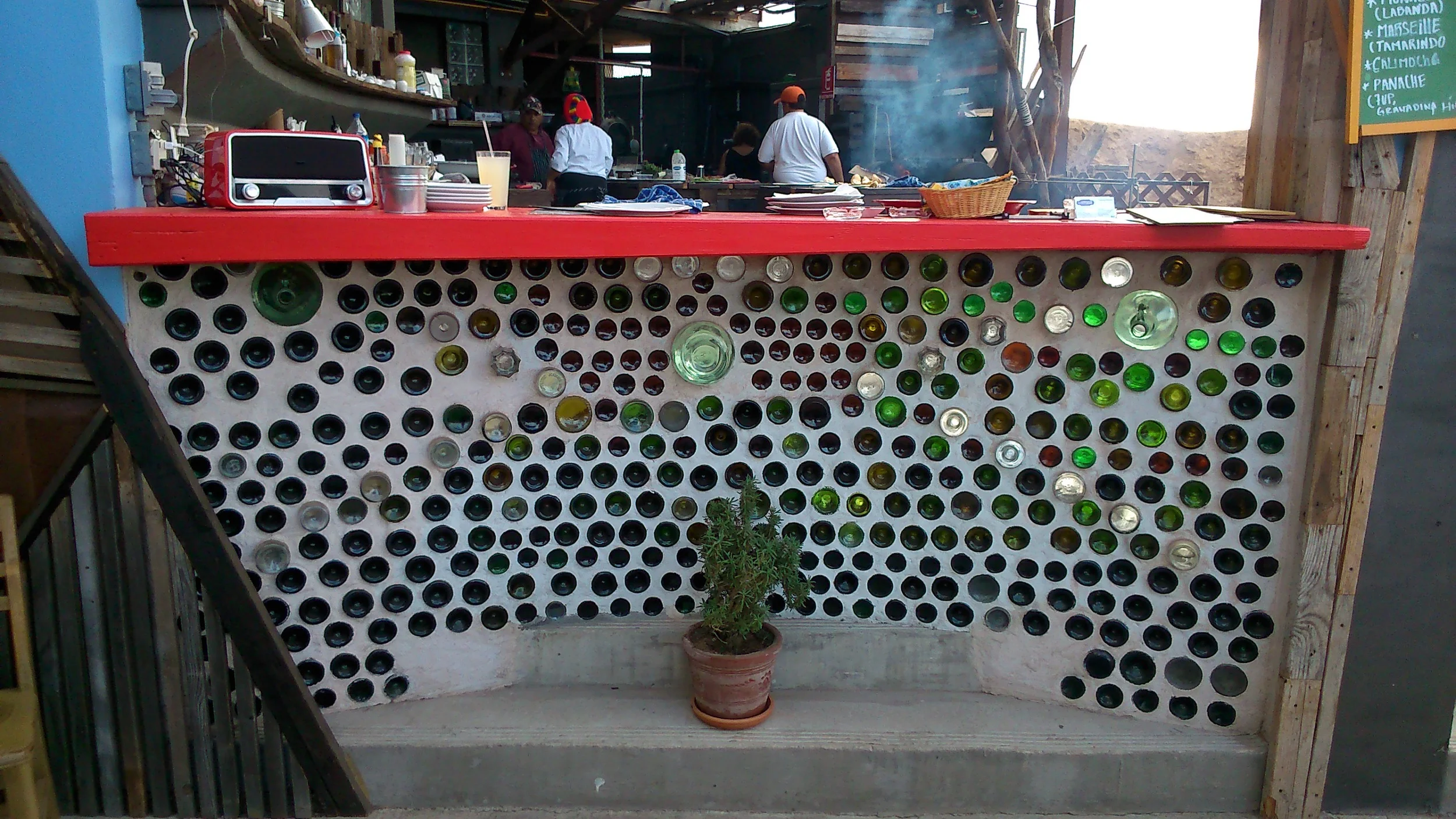  Proyecto realizado para &nbsp;"La Terrasse San Román" en el Valle de Guadalupe. &nbsp; &nbsp;&nbsp;  La barra de la cocina fue construida con botellas de vino,licor y cerveza de reutilizadas como ladrillos translucidos .  Al estar ubicada dentro de 