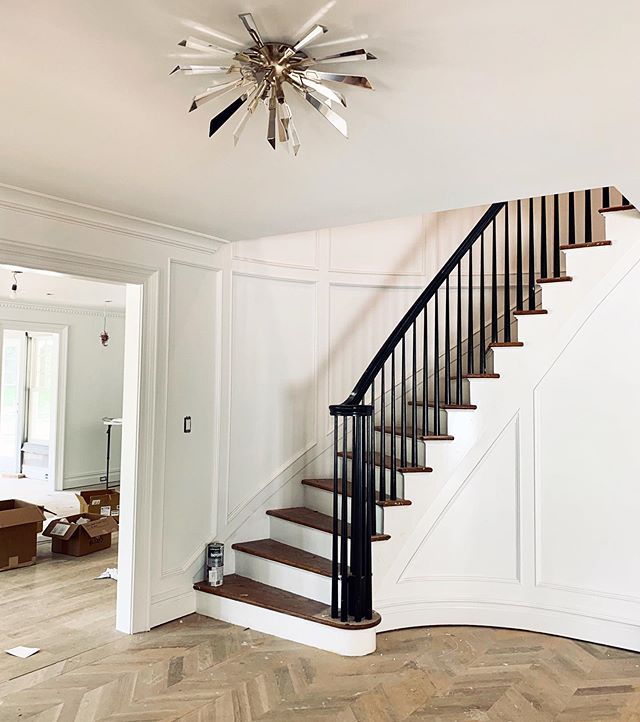 Slowly starting to come together ✨
.
.
.
.
.
.
.
#abacainteriors #interiordesign #behindthescenes #homestyling #contemporaryhomes #stonework #naturalstone #marble #homedesign #planning #staircase #entry #lighting #ceiling #renovation #design #progres