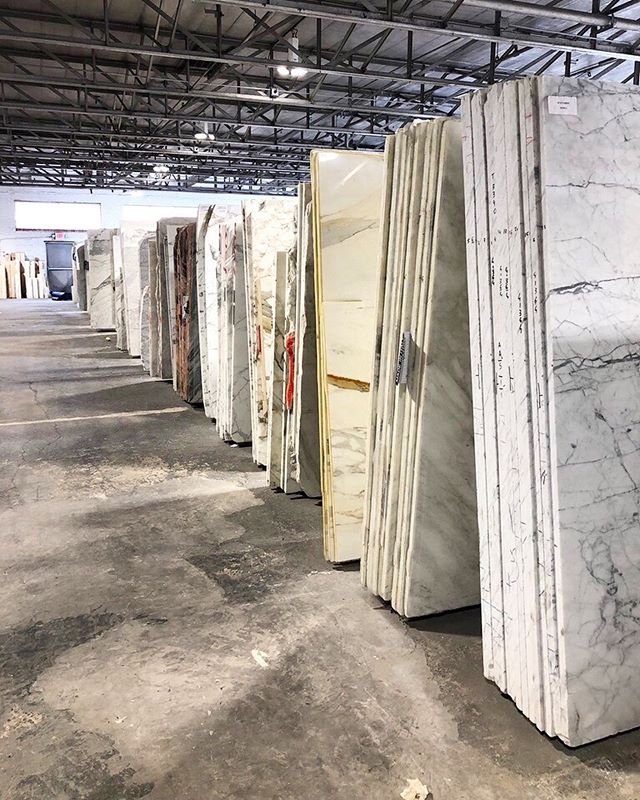 Typical Tuesday. Can never get enough slab shots 📷
.
.
.
.
.
.
#abacainteriors #interiordesign #naturalstone #stonework #finishes #homestyling #classic #contemporaryhomes #modernhome #marble #quartz #kitchendesign #barfinishes #chic #mixedmaterials 