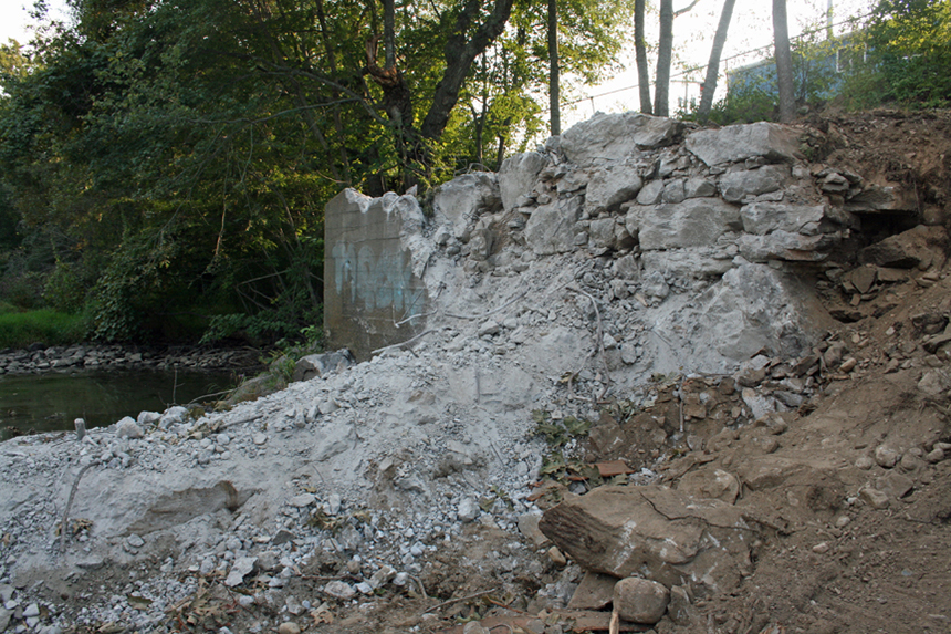 The remains of the White Rock Dam on the Connecticut side of the Pawcatuck River. (David Smith/ecoRI News)