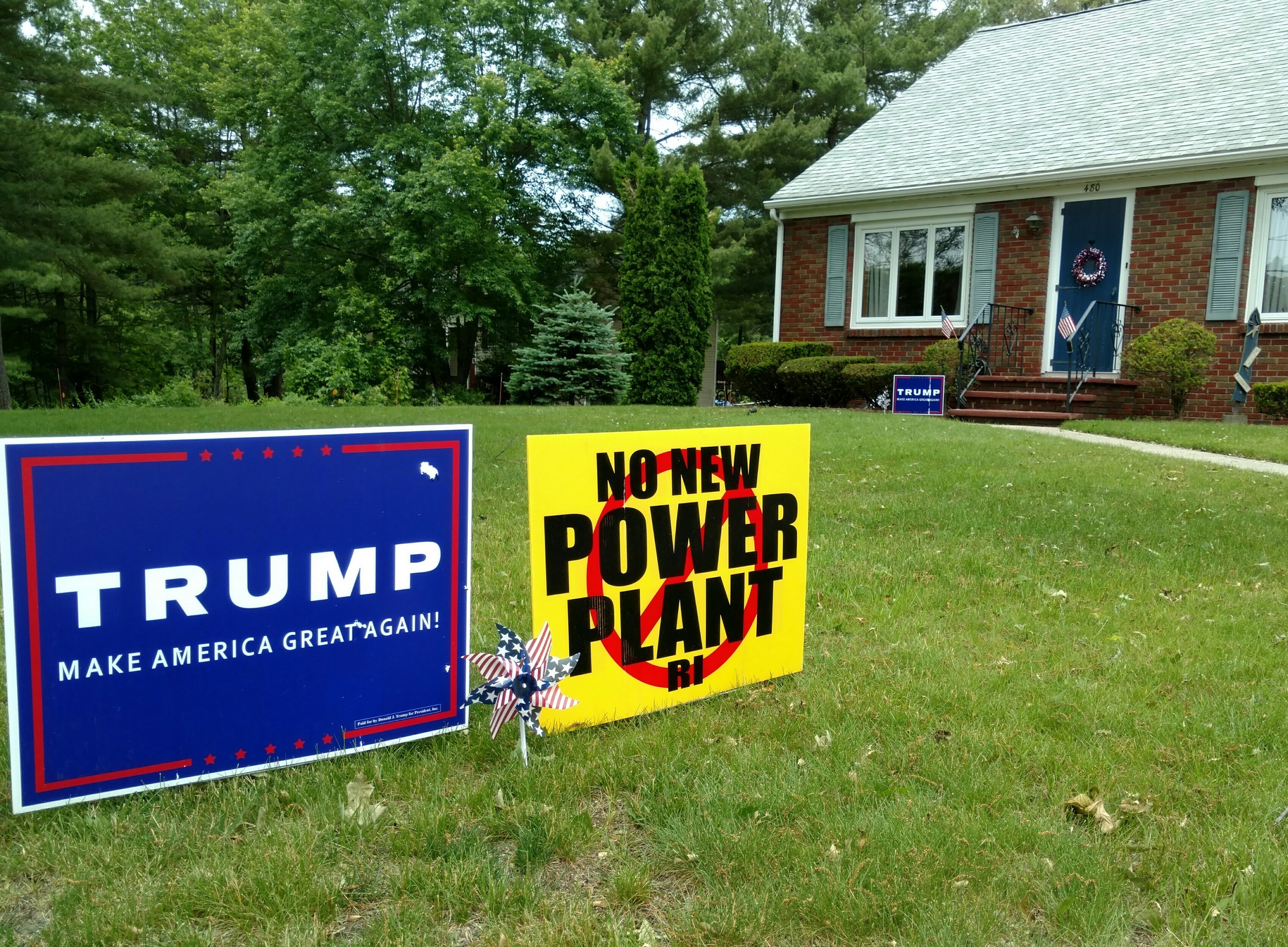 Opposition and support for the proposed Burrillville, R.I., power plant doesn't fall along party lines. (Tim Faulkner/ecoRI News)