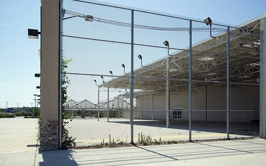 The Rhode Island landscape features its share of now-vacant development projects that ignored state guide building principles. This big-box store in North Kingstown has been vacant for nearly five years. (Joanna Detz/ecoRI News)