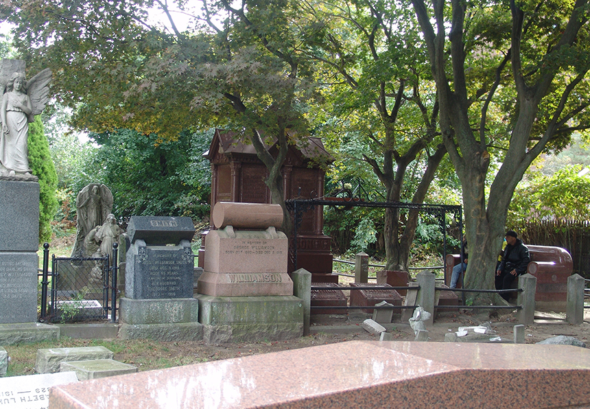 The marble couch at Providence’s Grace Church Cemetery is often used by the homeless as a place to sleep or hang out. (Frank Carini/ecoRI News photos)