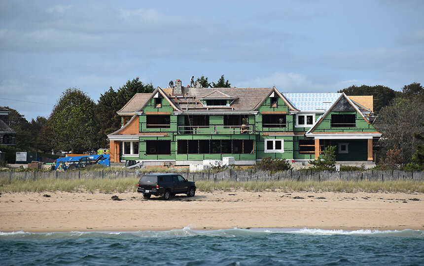 New homes along East Beach in the Watch Hill section of Westerly are being built in an area vulnerable to a 100-year-storm, like the 1938 hurricane. (Frank Carini/ecoRI News)