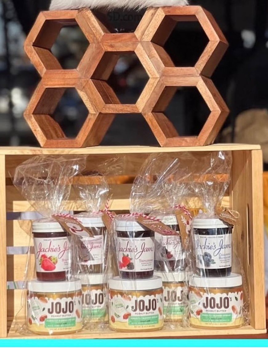 @jojos.pb has our @jackiesjams at the @hillcrestfarmersmkt and @lajollaopenairemarket today.  Grab some PB&amp;J today!!!