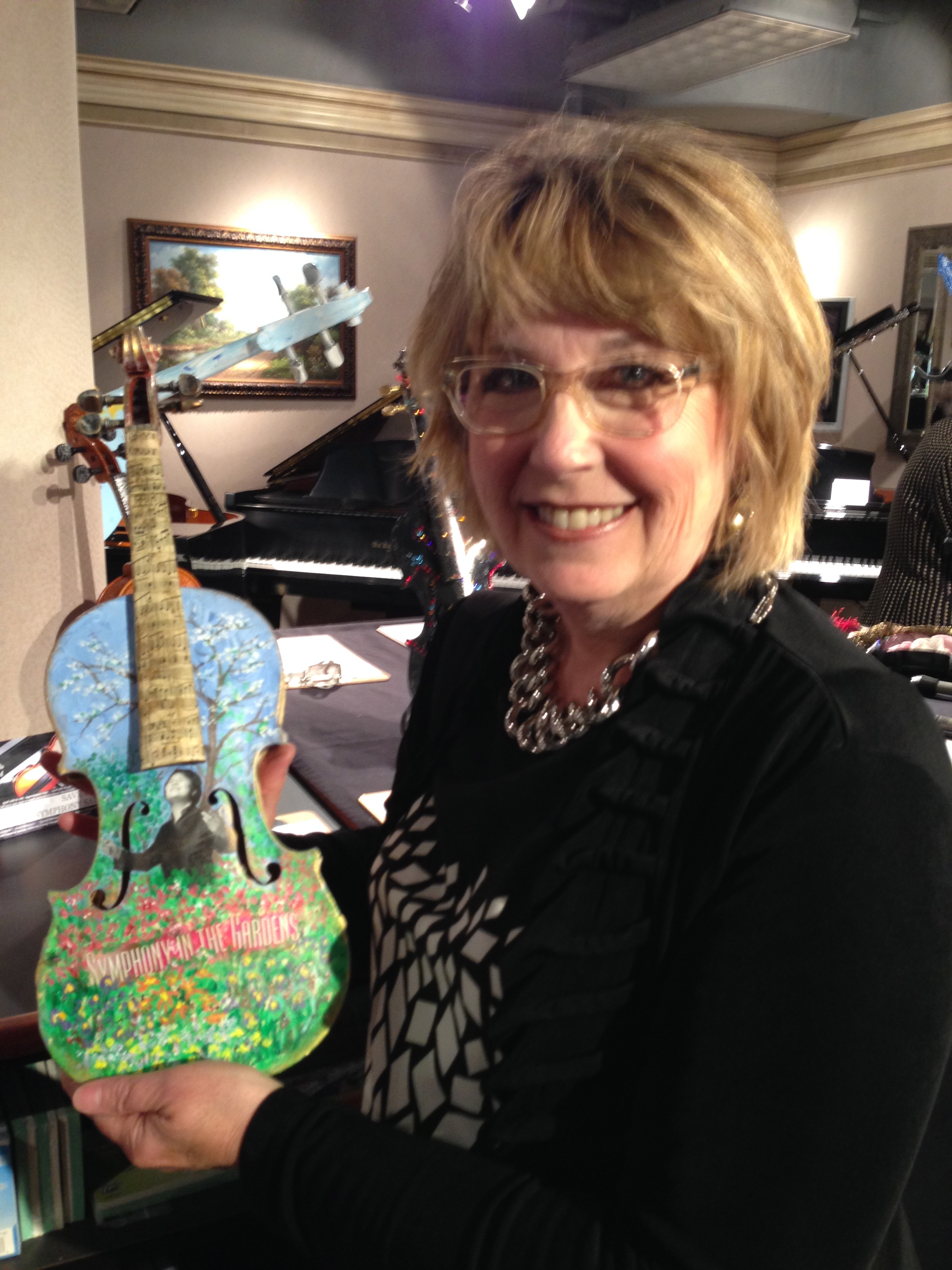 Violin repurposed as work of art to benefit The Memphis Symphony Orchestra