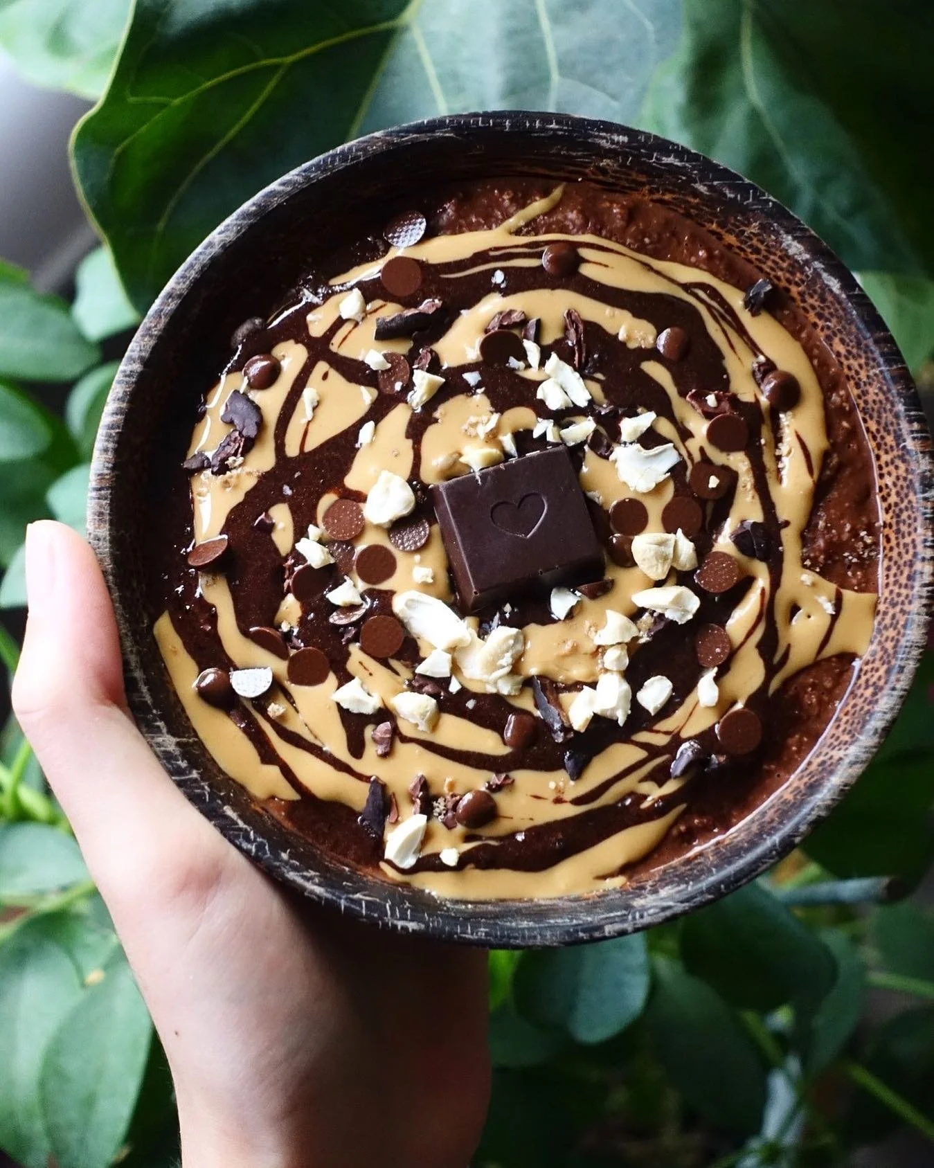 Peanut butter cup bowl with @natvialiving chocolate sauce, @fixandfogg nut butters and chunks of melty @pana_organic chocolate - yes please! 🥜🍫✨ What&rsquo;s your favourite flavour of smoothie bowl? For me, nothing can beat a peanut butter and jell