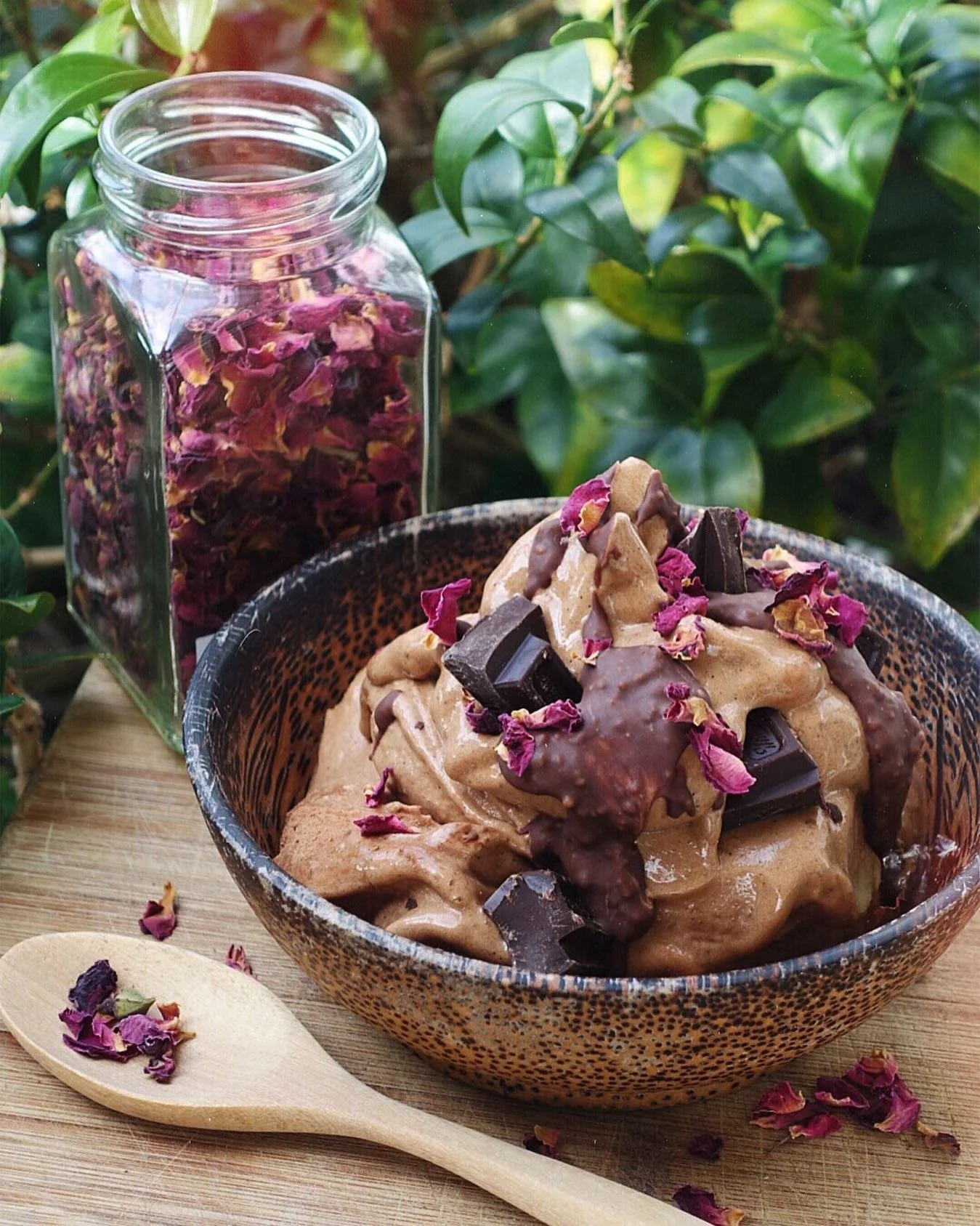 Turkish delight inspired chocolate and rose ice cream sundae with chunks of dark chocolate, homemade chocolate sauce and rose petals 🌹✨ Dreamy! Are you a chocolate or fruity dessert kind of person? 🤍