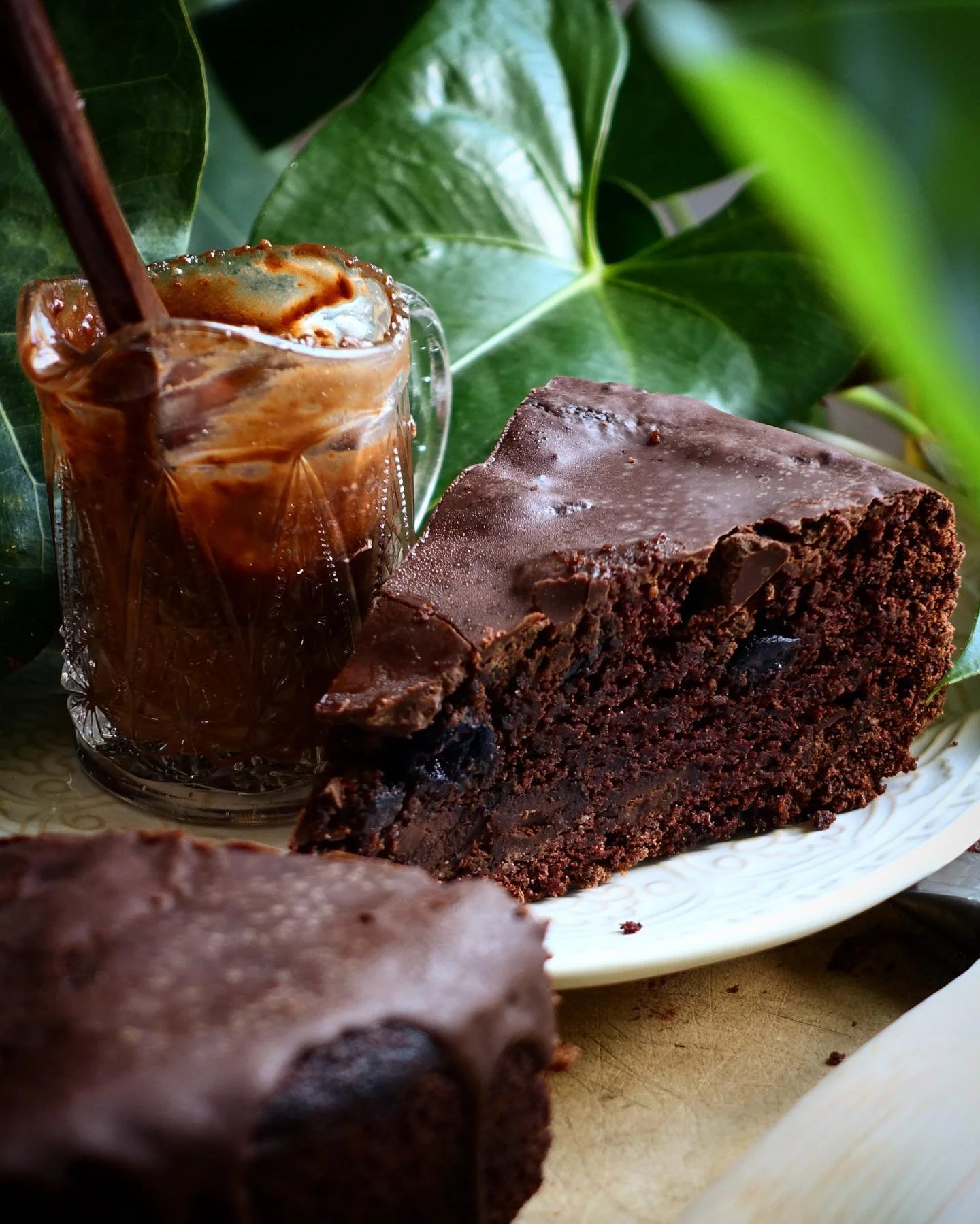 A rainy day is always a warm, fudgy chocolate cake day in my books 🌧️🍫✨ 

This is one of my mum&rsquo;s incredible creations - rich, soft and decadent chocolate cake batter studded with juicy @oob_organic blueberries that burst in your mouth, and t