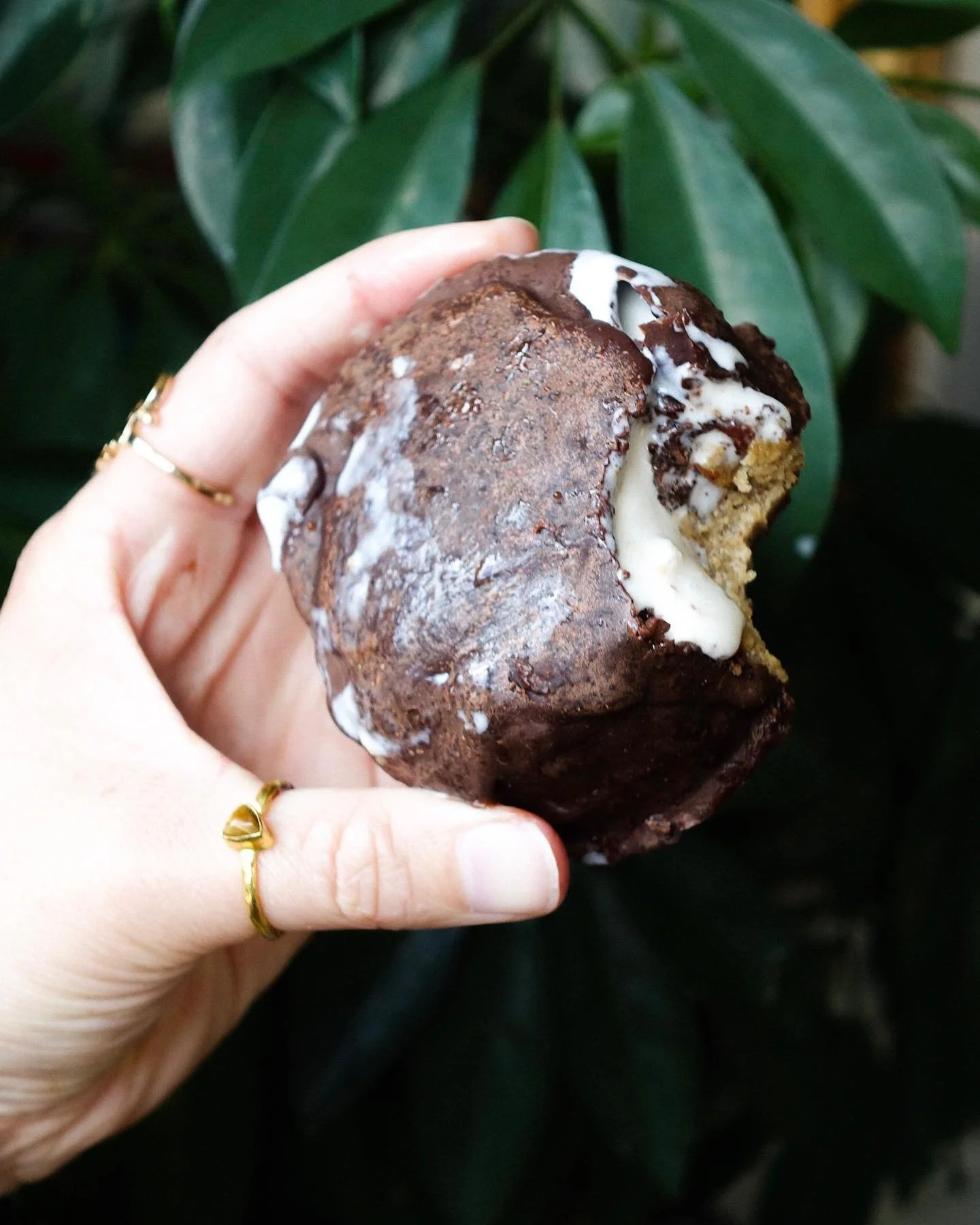 Homemade choc-dip creamy cookie sandwiches packed with gooey date caramel and crunchy chocolate chips... the perfect morning snack! 🙊✨ Would you choose white choc ice cream with a caramel shell or creamy cocoa with a dark chocolate shell? 🤍