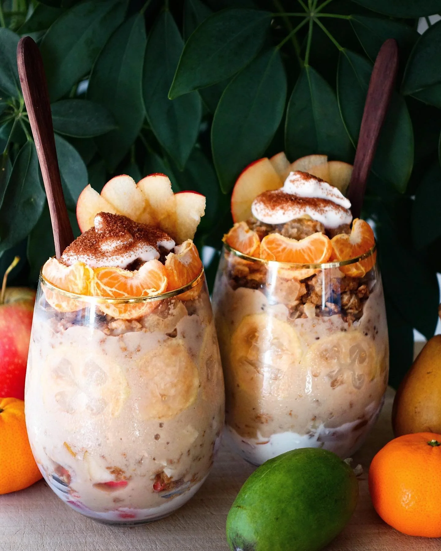 AUTUMN FRUIT CINNABUN CRUMBLE BREAKFAST PARFAITS 🍂🍐🍎🍊🍂
This parfait includes apple, pear, feijoa and mandarin, all layered with cinnamon-spiked coconut yoghurt, toasted crumble clusters, and homemade cinnamon sugar 🍁✨ Nothing like a parfait to 