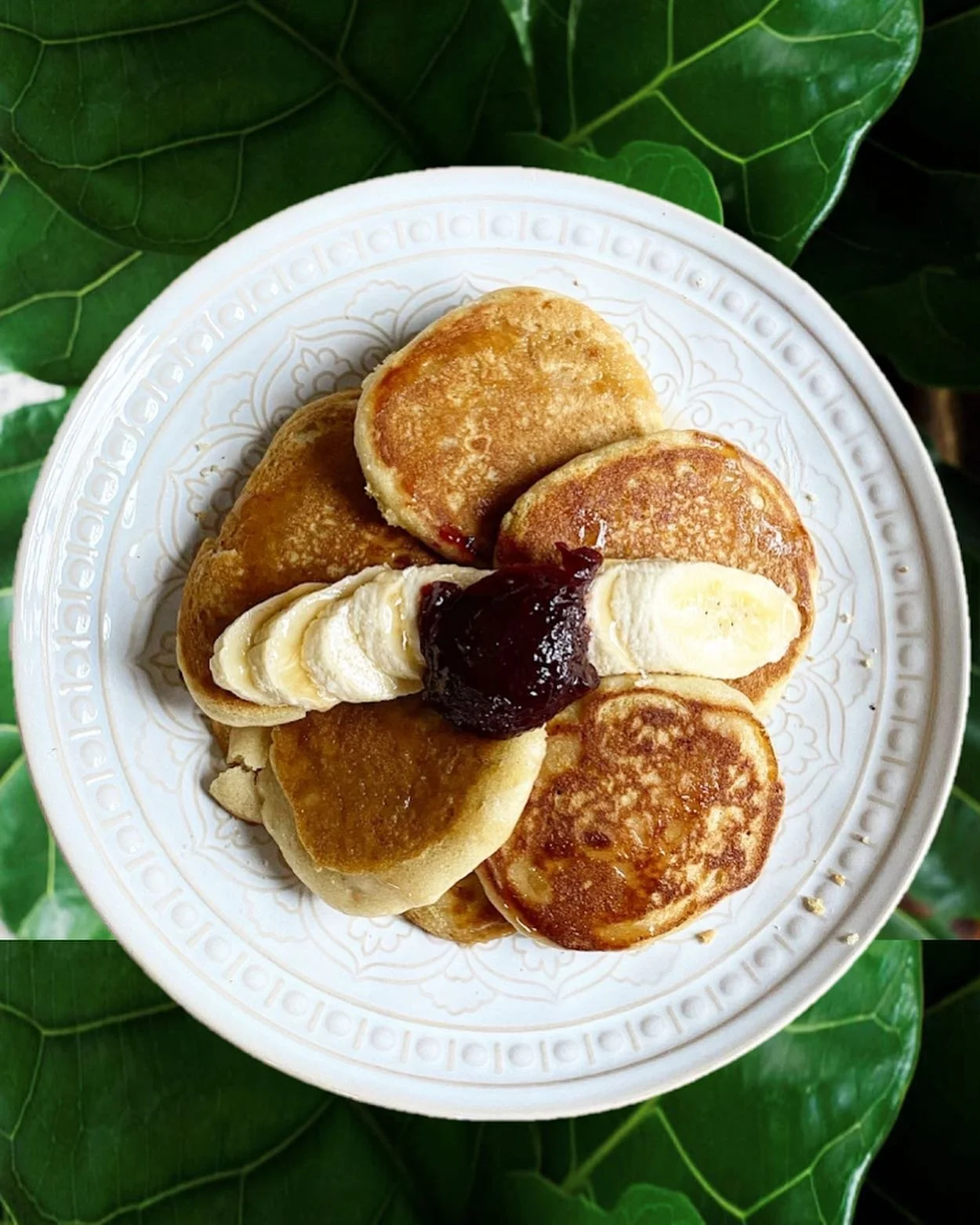 A stormy ol' morning after a poor night's sleep and before a day of work calls for a giant plate of vegan hotcakes inspired by @ainsoph_jp 🥞 ✨ 

Using @gourmandelleblog&rsquo;s recipe for souffl&eacute; pancakes as a base, these babes were pan-fried