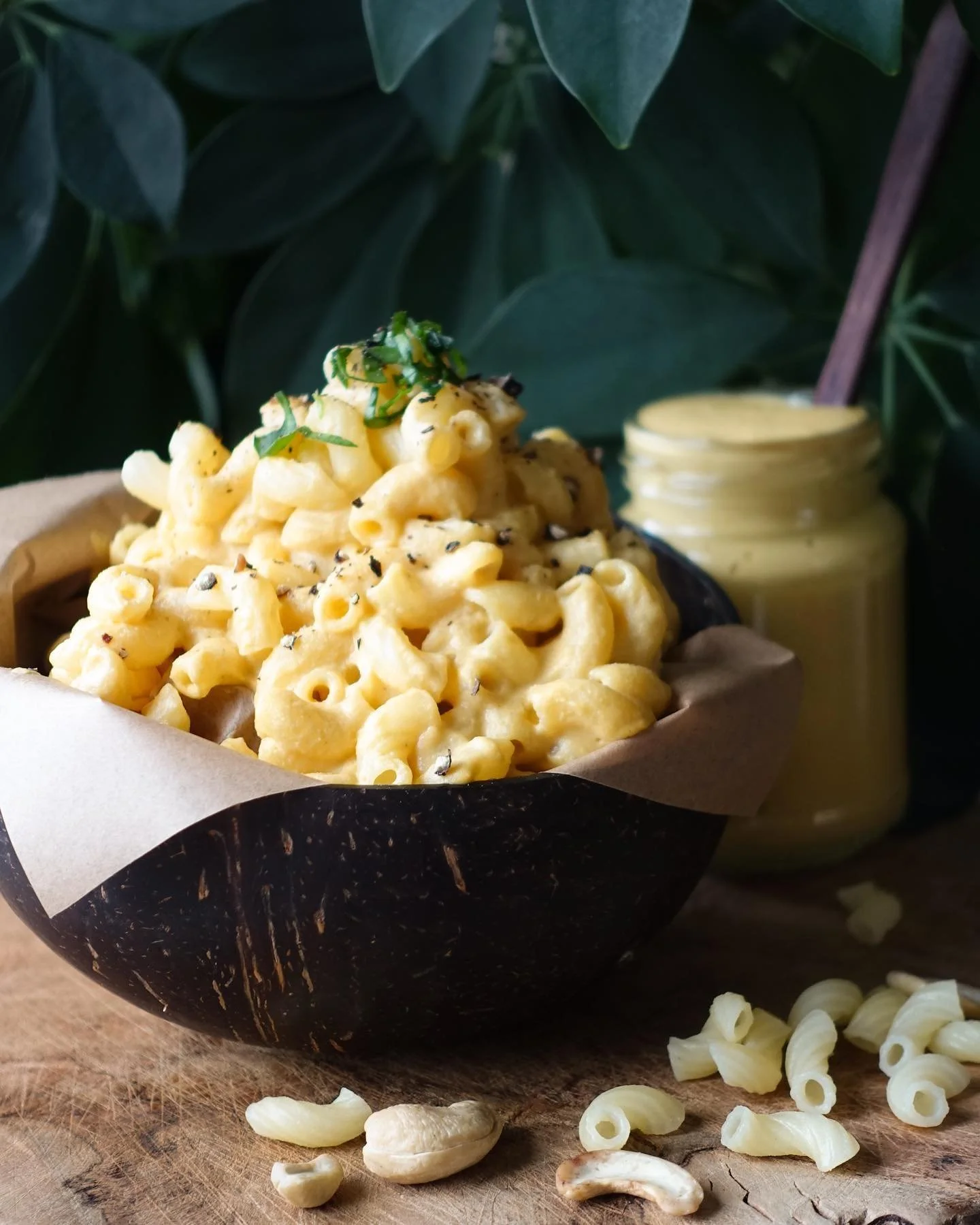 SWIPE THROUGH FOR MAC AND CHEESE HEAVEN 🧀✨👼🏼 nothing screams comfort food to me more than a bunch of tiny baby pasta pieces smothered in gooey vegan cheese sauce ✨ I was inspired by @elsas_wholesomelife&rsquo;s mac and cheese livestream and it&rsq
