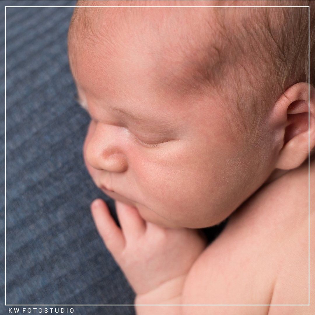 LIEVE DETAILS

Klein wondertje, wat ben je mooi! 🥰✨ Het vastleggen van die kleine details &ndash; van schattige teentjes en kleine handjes tot lange wimpers en bolle wangetjes &ndash; is absoluut een must tijdens de shoot. Deze mooie momenten worden