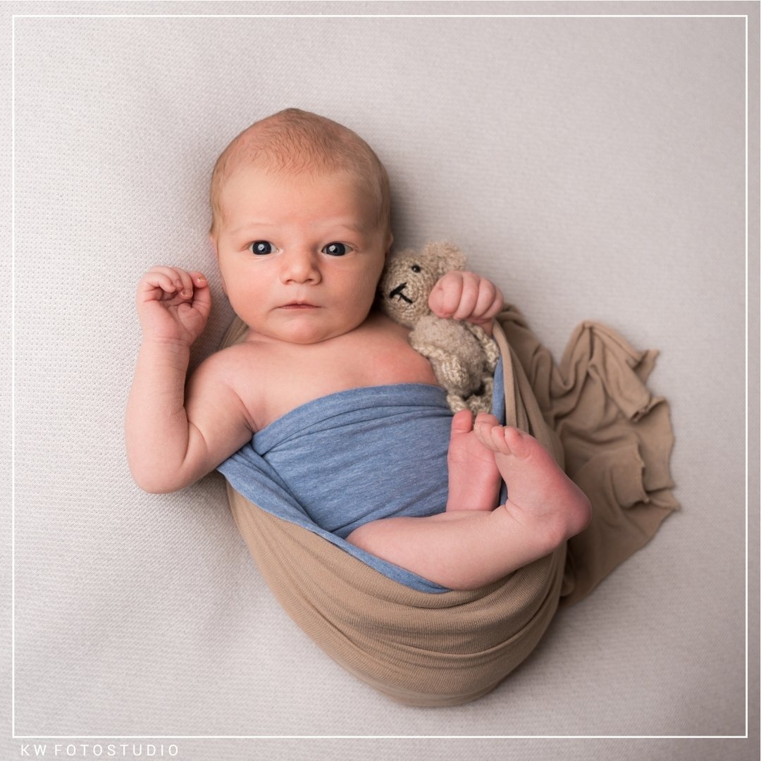 GOODMORNING

Tijdens de newborn shoot bleef deze kleine ster wakker en keek nieuwsgierig rond. 👶👀
Wat een bijzondere momenten om vast te leggen &ndash; die oogjes, dat nieuwsgierige snoetje, en zoveel liefde! 💖📸

Wie heeft thuis ook zo&rsquo;n kl