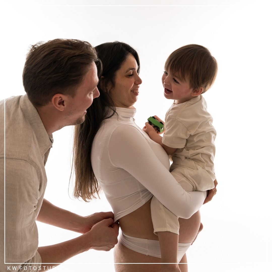 DE LIEFDE GROEIT ✨

Er is iets magisch aan het vastleggen van een zwangerschap &ndash; en die magie wordt n&oacute;g groter wanneer een broertje of zusje meedoet! 💕👶👧

De zachte kusjes op mama&rsquo;s buik en de blijdschap van een kind dat zich vo