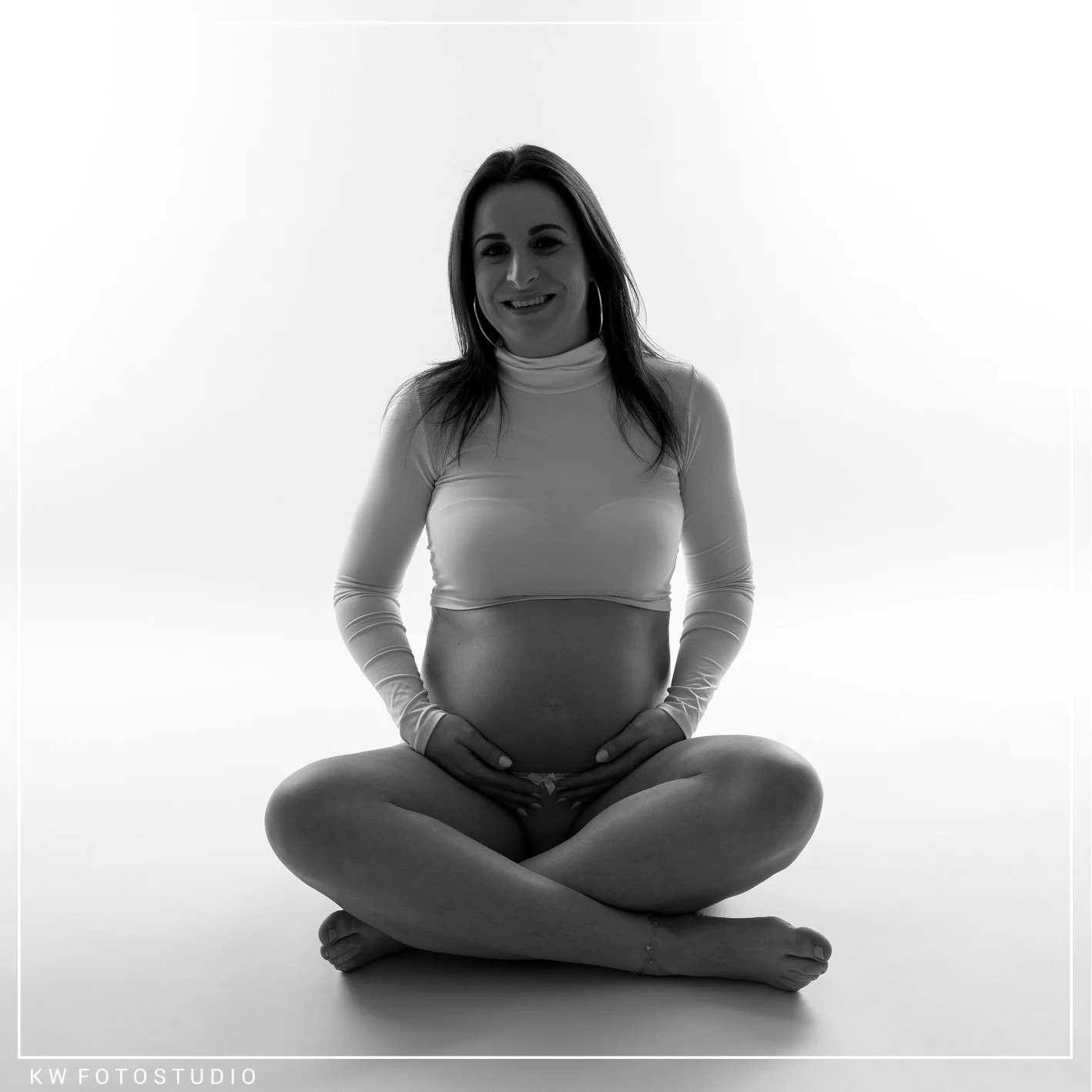 BACKLIGHT

Mijn favoriet in de studio, backlight, het licht komt van achter. Dit geeft lekker rustige foto&rsquo;s en mooie silhouetten.

Meer info: www.kwfotostudio.nl

#zwangerschap #zwanger #zwangerschapsshoot #mooiemomenten #laatdieperiodevastleg