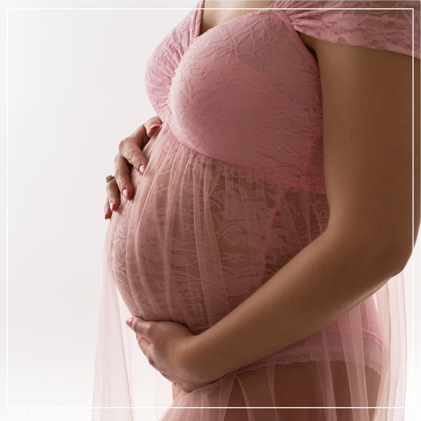 EIGEN KLEDING

Ik heb echt veel mooie jurken en tops in de studio, die iedereen mag gebruiken tijdens de Zwangerschap Shoot!, maar als je zelf een mooi kledingstuk hebt, neem deze vooral mee. Deze mama-to-be krijgt een meisje en wilde daarom graag wa