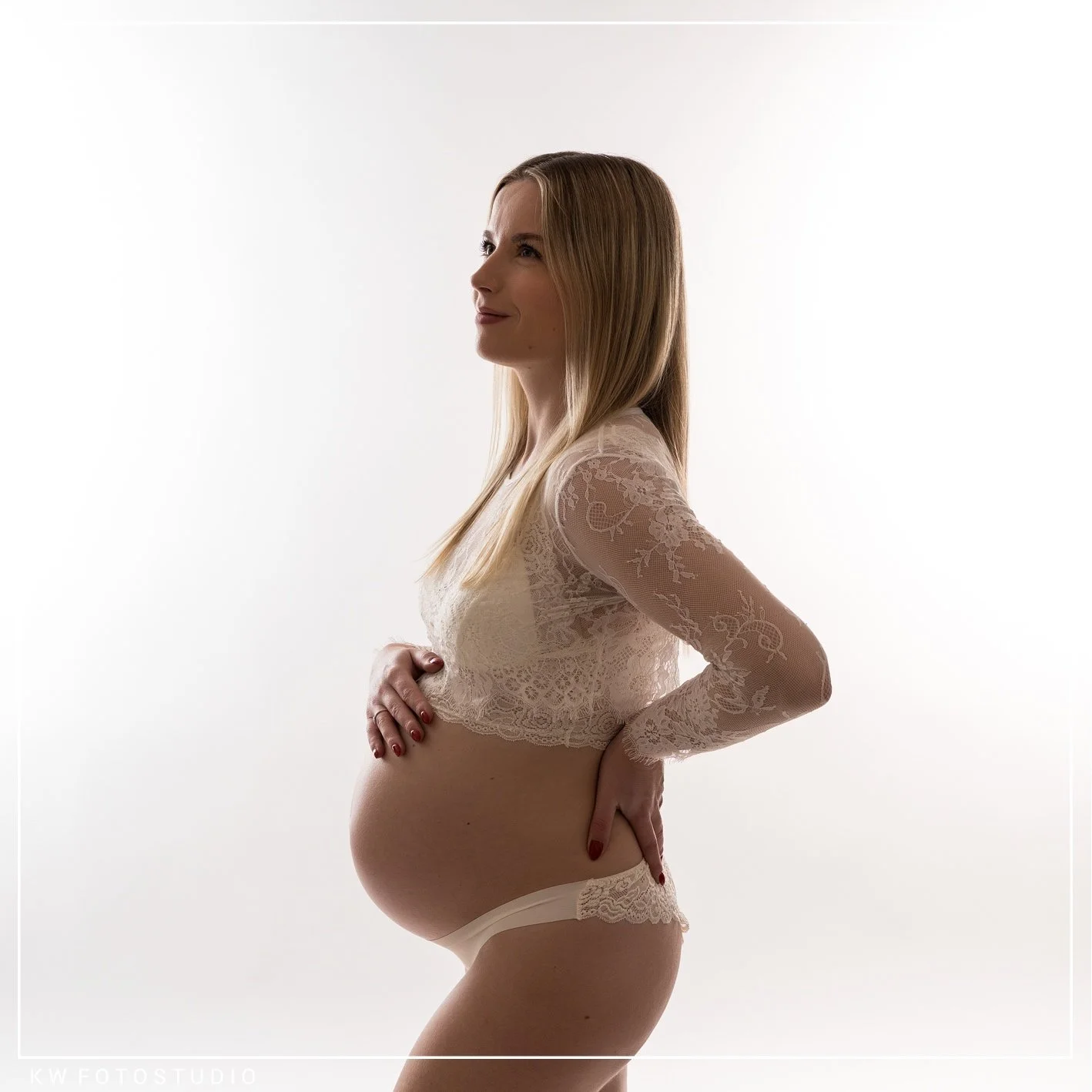 MOMMY-TO-BE

Wat een heerlijk gevoel, wetende dat je over een aantal weken jouw kleintje in je armen kunt houden. Je straalt en bent op en top vrouw, een perfect moment om vast te laten leggen 😉

Meer info: www.kwfotostudio.nl

#shoot #fotoshoot #fo