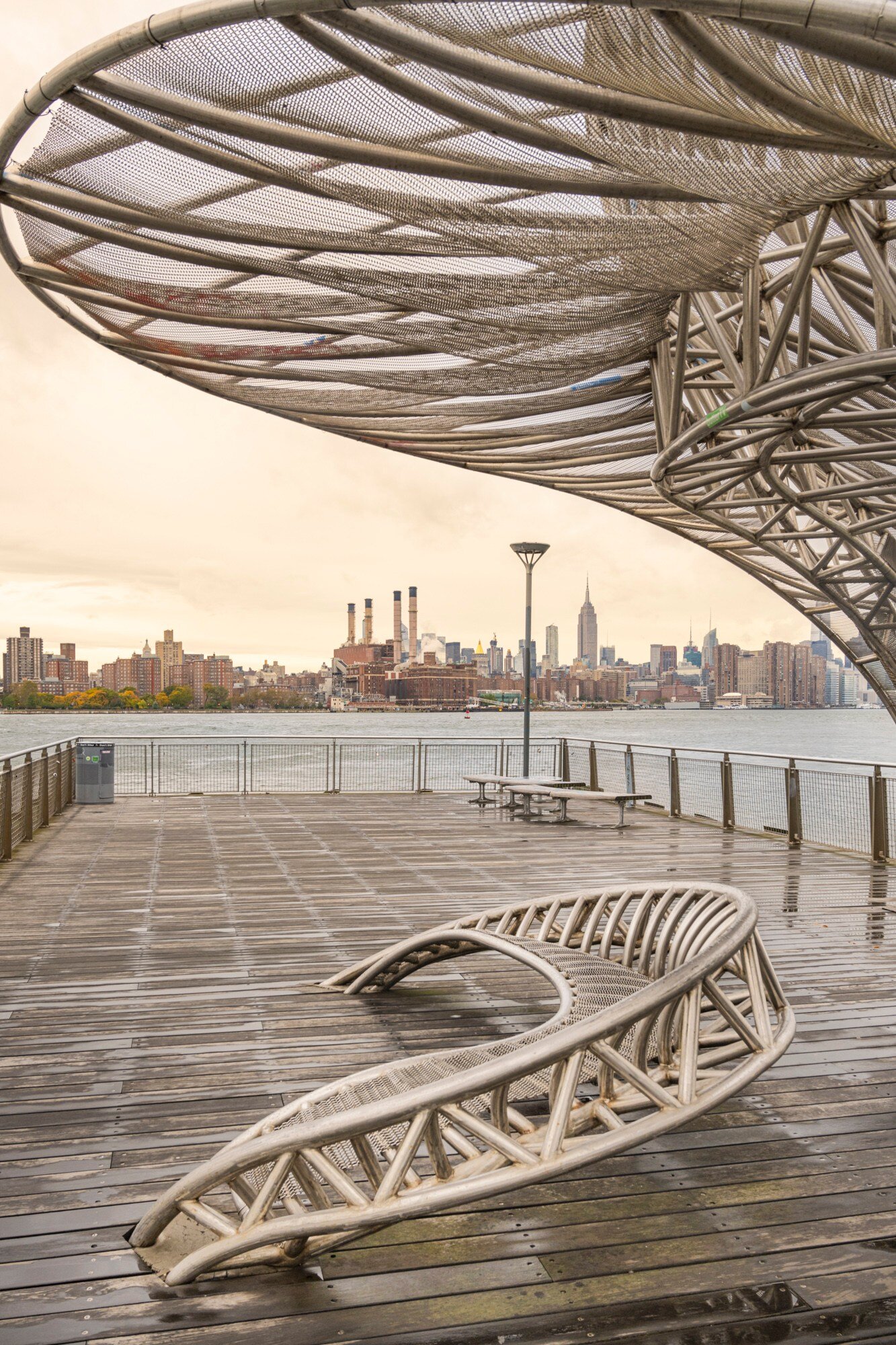 Trying to make grey October days in New York interesting. This sculpture seat will do. ;) Plus... who could get sick of that skyline. 

#williamsburg #manhattanview 
#TourismPhotographer #hotelphotographer #travelphoto #tourism #peopleinplaces
#trave