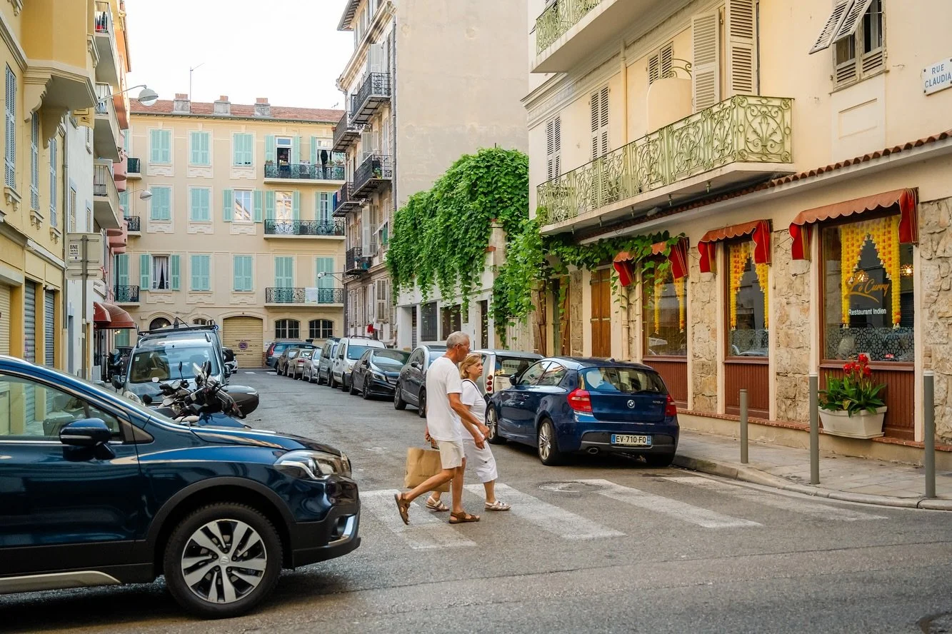 People&hellip; I couldn&rsquo;t help but fall in love with photographing people on the streets of the C&ocirc;te d&rsquo;Azur. 

From locals chatting over coffee to travellers wandering the laneways, there&rsquo;s a rhythm here that feels both ordina