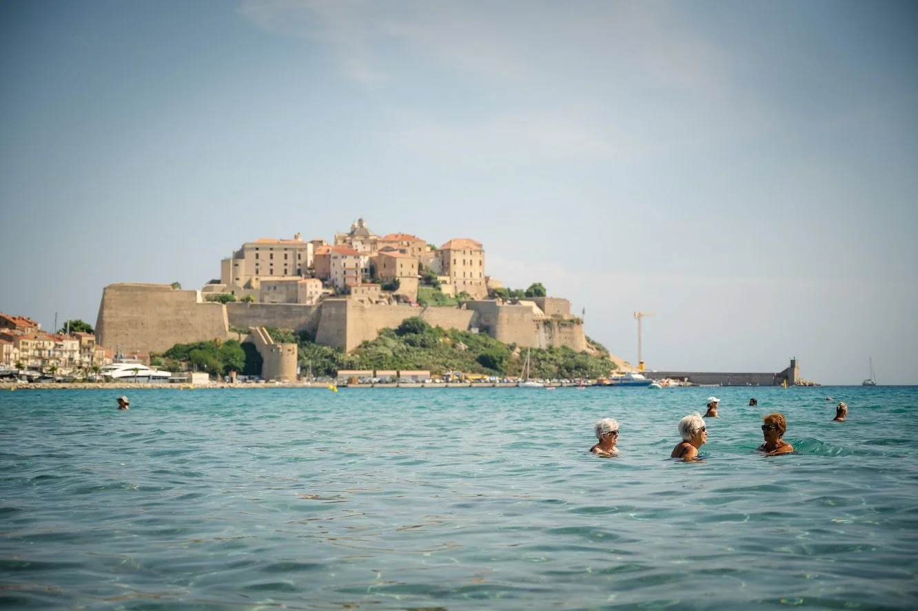 Two sun-soaked days in Calvi, stretched out on the shore where the mountains meet the sea. The sunbeds, the stillness, the Mediterranean light &mdash; a little indulgence that felt like pure bliss. 💙 @lidoplagecalvi