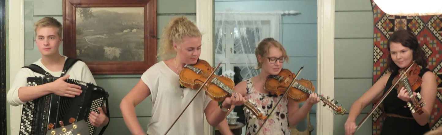 Deler av Firda spelemannslag under mini-konsert på Balsnes Gard i Nordfjord