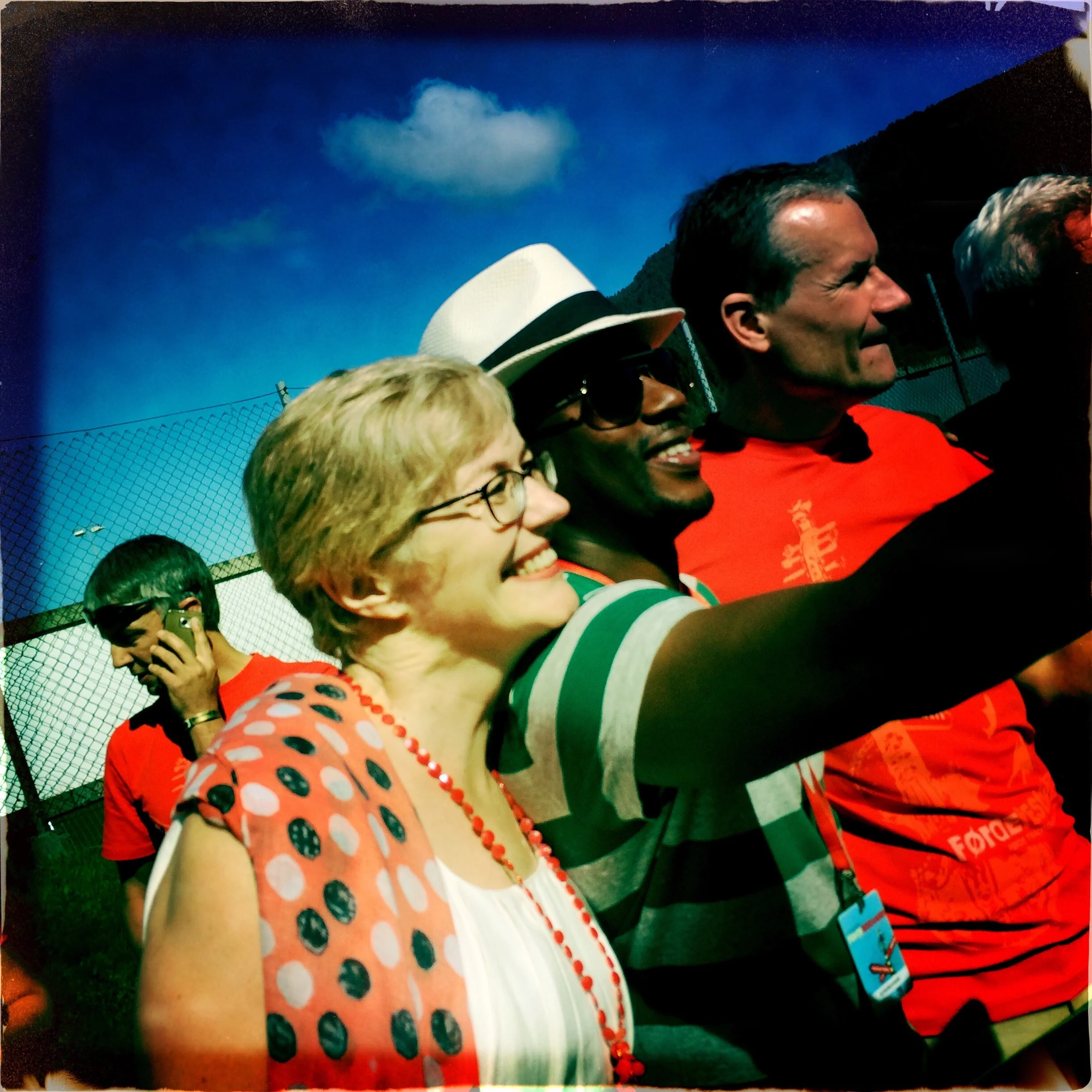 Sjølvifotografering - Hilde bjørkum og ordførar Olve Grotle i spiss for paraden. Foto: Heidi Hattestein