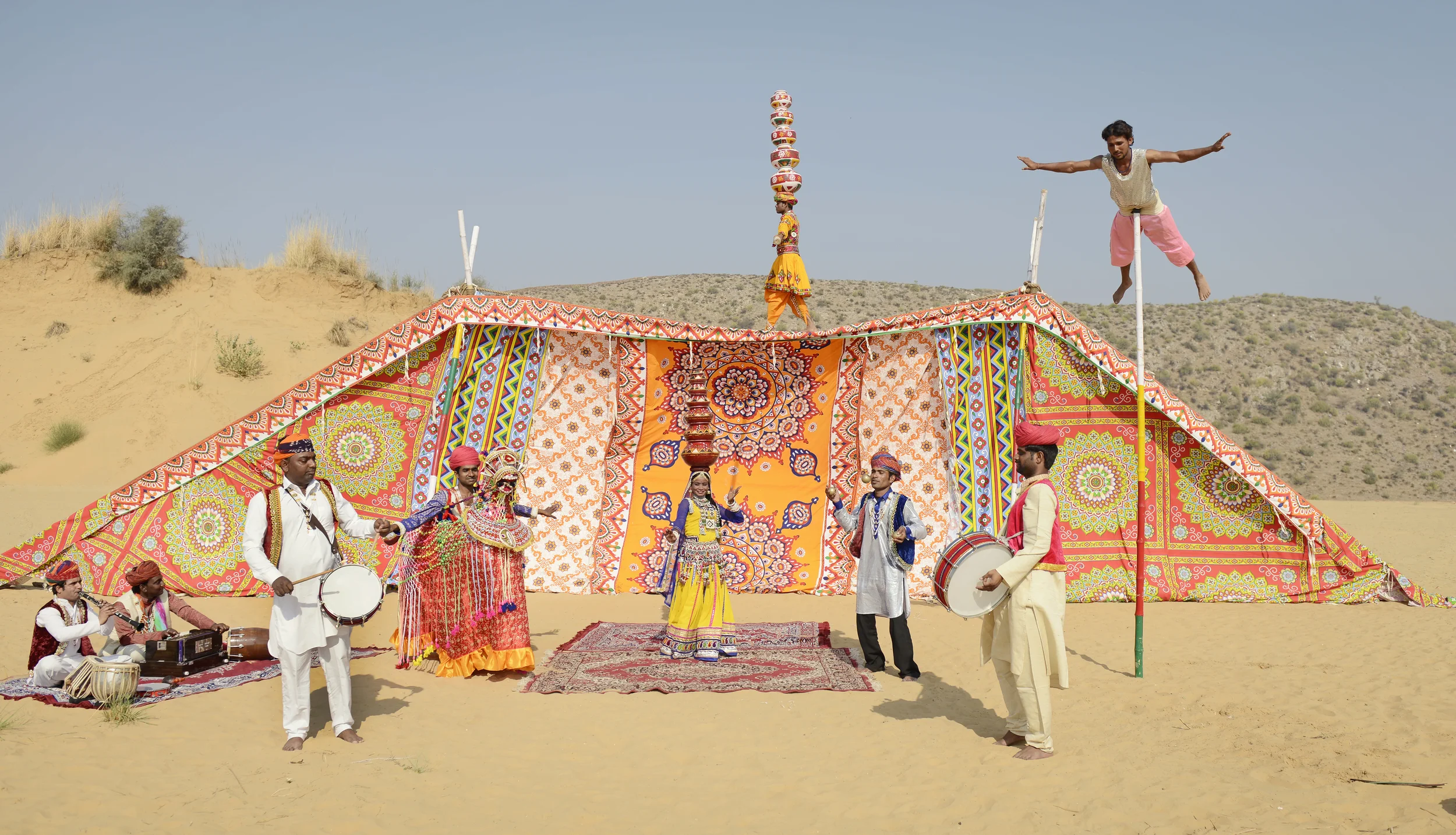 Circus Raj frå Rajasthan lærer bort enkle sirkusnummer til born.