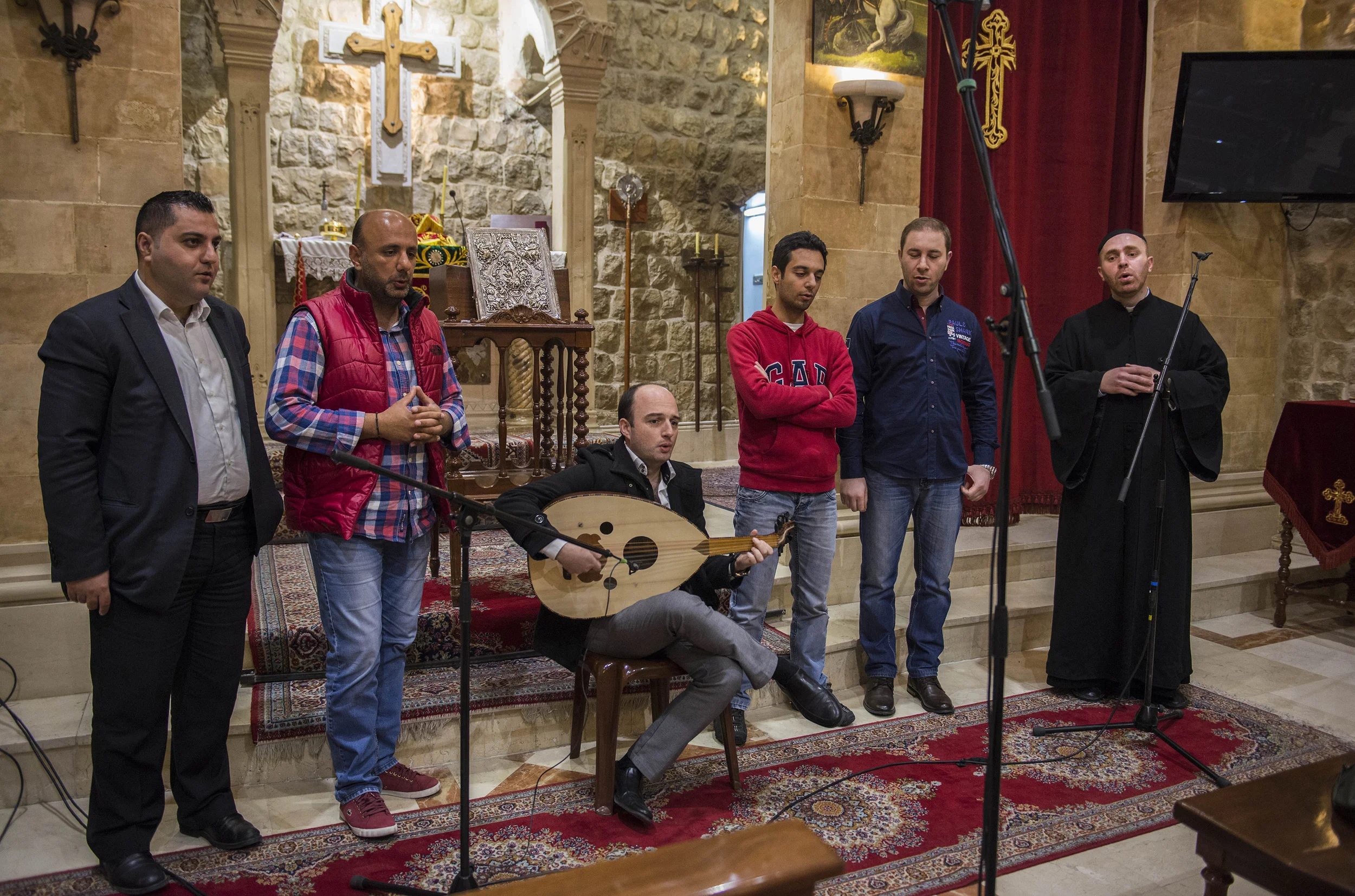 Her er Fader Jaques og Oud-spelar Aboud Zeino saman med songarar i koret. Frå ei innspeling i Zahle i vinter.