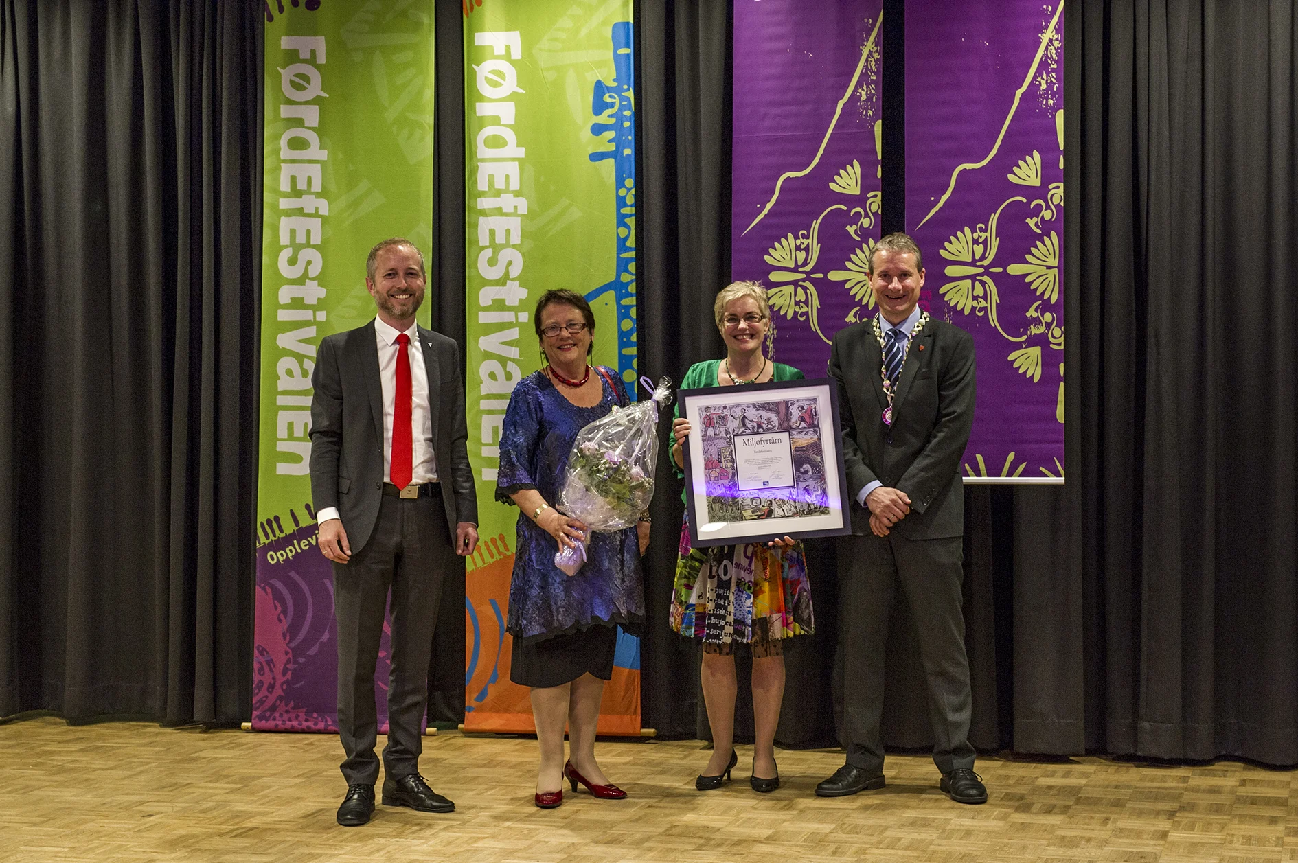 Dette bildet vart teke i samband med overrekkinga av det første Miljøfyrtårnsertifikat i 2013. F.v. Bård Vegar Solhjell, Kristin Hille Valla, Hilde Bjørkum og Olve Grotle. Foto: Geir Birkeland.
