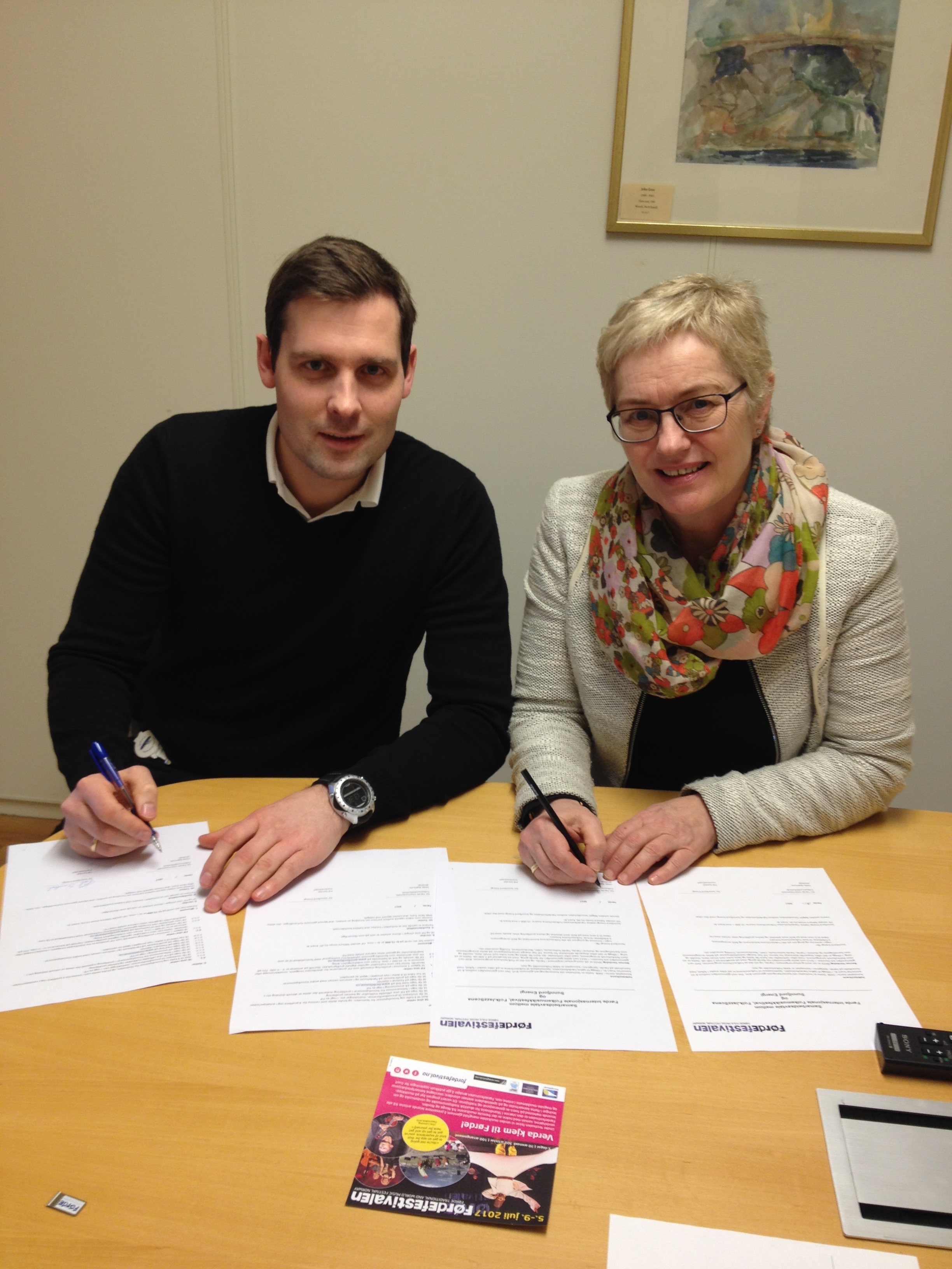 Konstituert marknadssjef i Sunnfjord Energi, Pål Sandal og direktør HIlde Bjørkum i Førdefestivalen signerer hovudsponsoravtale for tre nye år. 