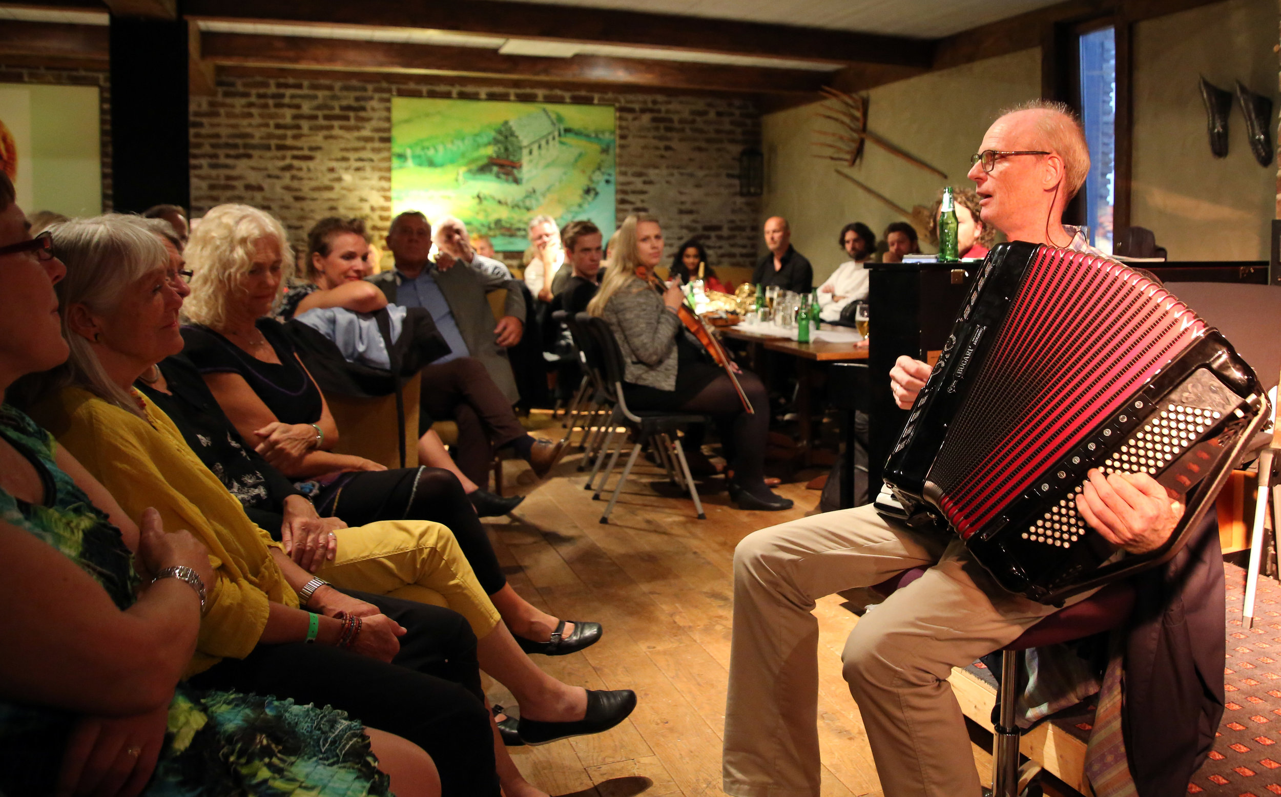 Gabriel Fliflet i yndlingsposisjon - tett på publikum på Columbi Egg (2016). Foto: Knut Utler.