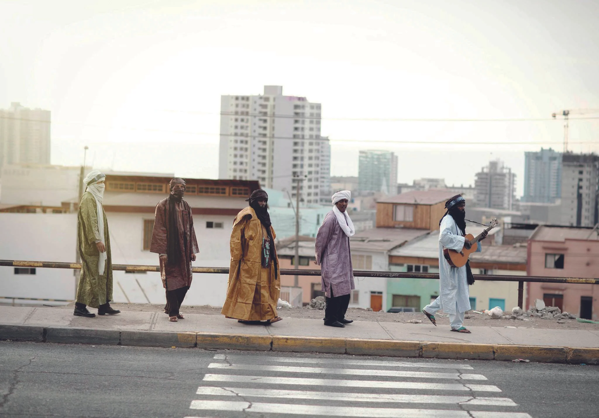 Tinariwen frå Mali kan du oppleve på Festplassen, i parken ved Jølstra laurdag 8. juli.