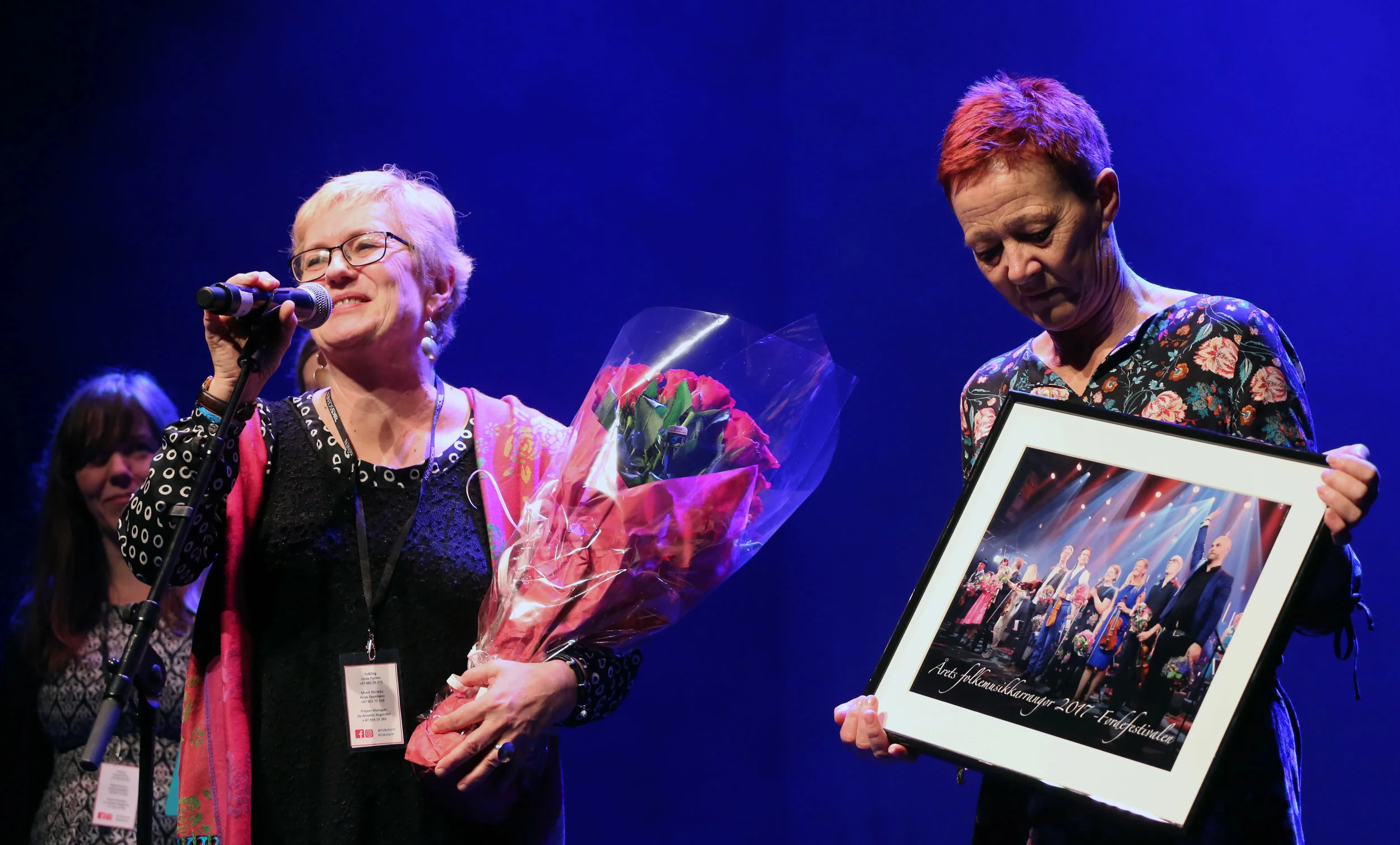 Direktør Hilde Bjørkum takkar frivillige, støttespelarar, publikum og musikarar då Førdefestivalen mottok prisen som ÅRETS FOLKEMUSIKKARRANGØR 2017 under bransjetreffet FOLKELARM som gjekk av stabelen 16.-19. november på Riksscenen i Oslo. Foto: Knut Utler