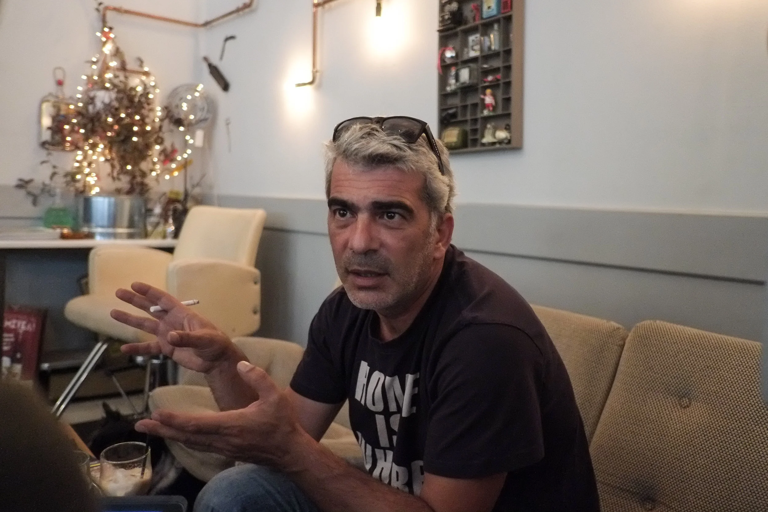 VARM I T-SKJORTA: Dimitris har stor kunnskap og sterke kjensler for rebetika. 