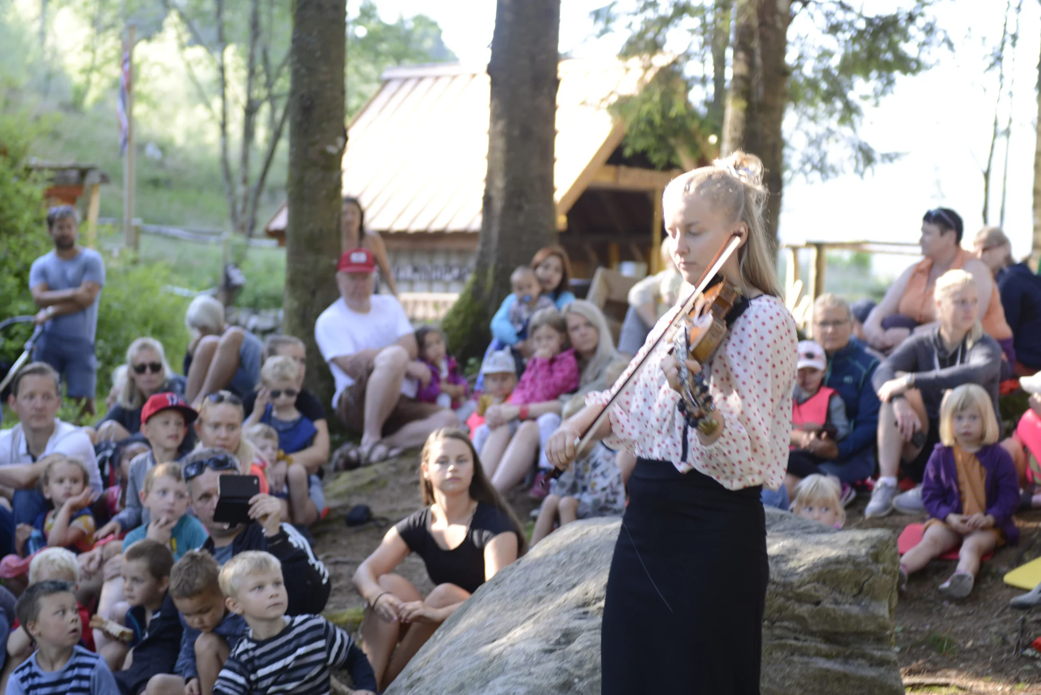 Med vakre, vare vek fengsla Helga Myhr publikum i Tussero Vieåsen barnehage. (Foto: Arve Ullebø)