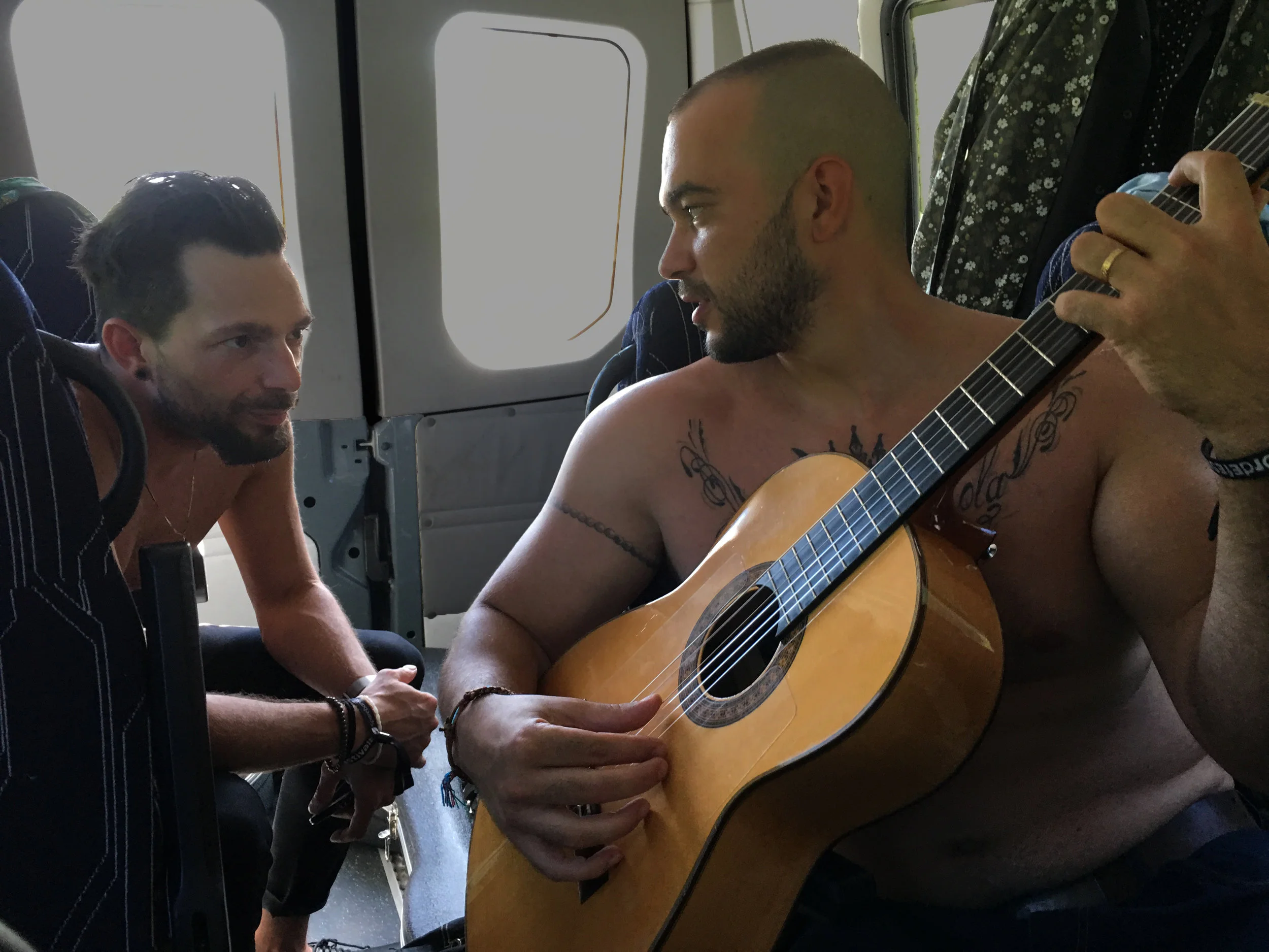 Enrique Serviole lærer nokre knep av Sam Mosquetón medan bussen et seg fram mot Sandane. (Foto: Marianne Lystrup)