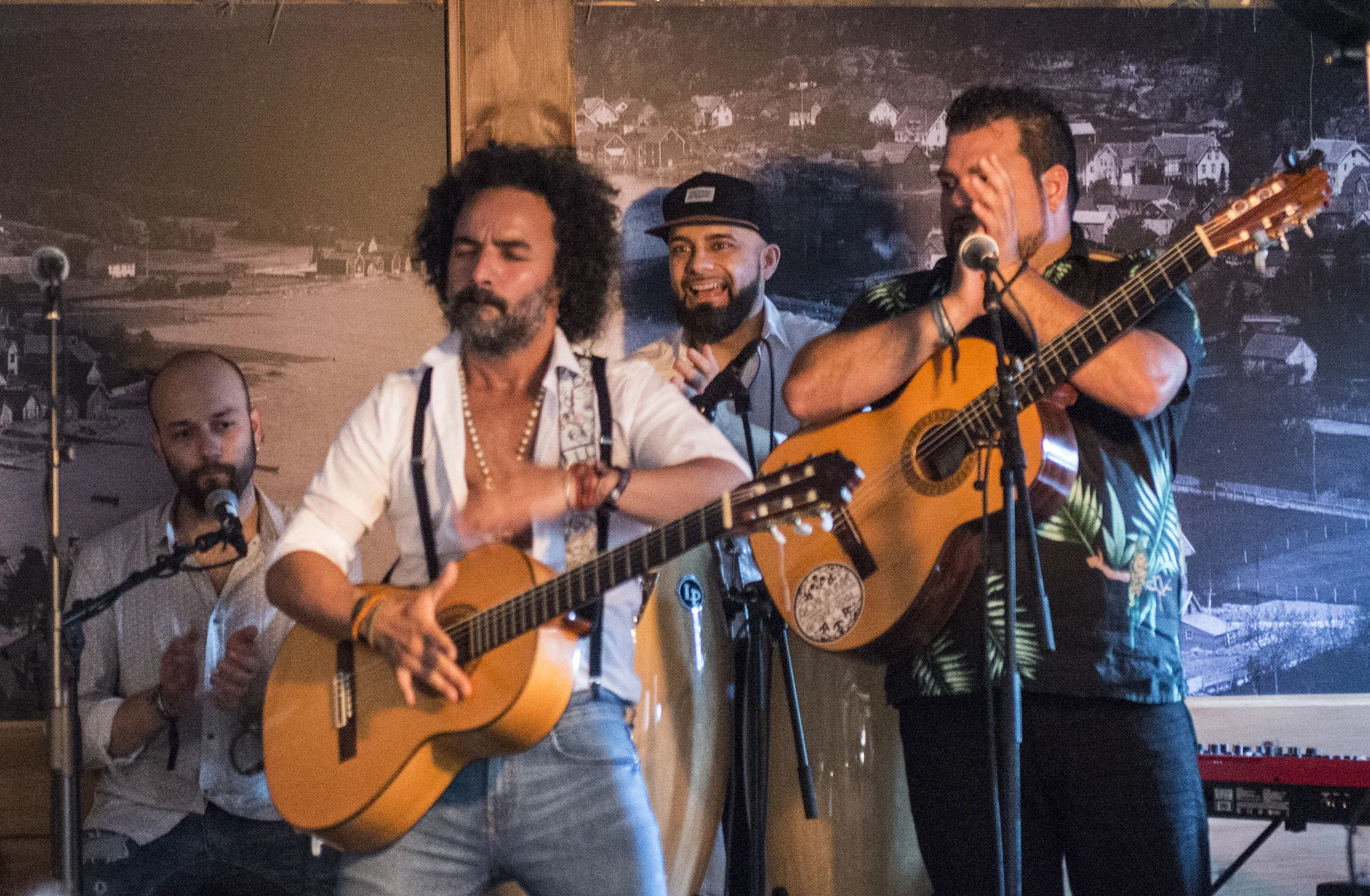 Muchacho brukar gitarkassa til perkusjon. (Foto: Marianne Lystrup)