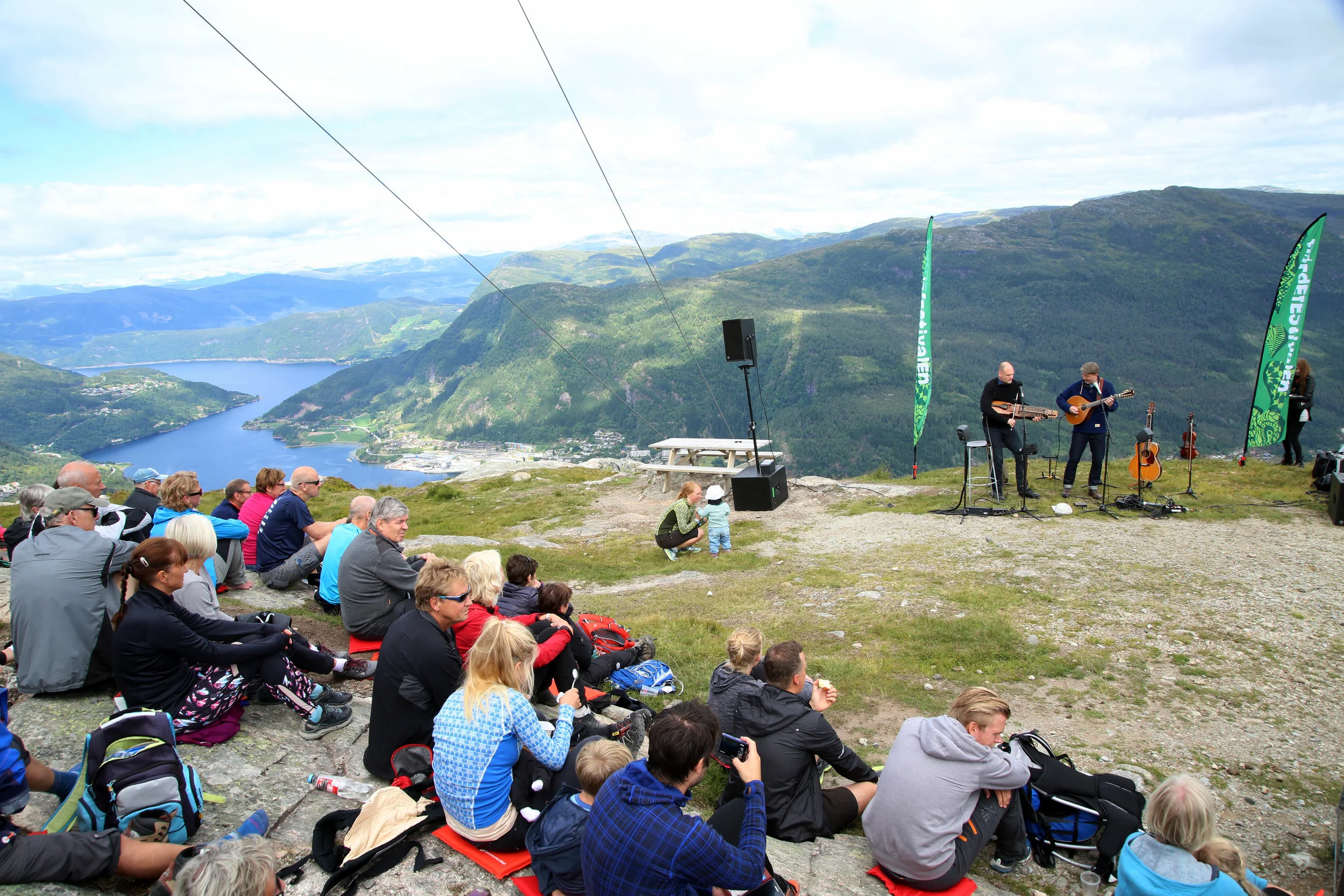 Den svenske duoen Hazelius Hedin storkoste seg 706 moh, på Hafstadffjellet. Foto Knut Utler