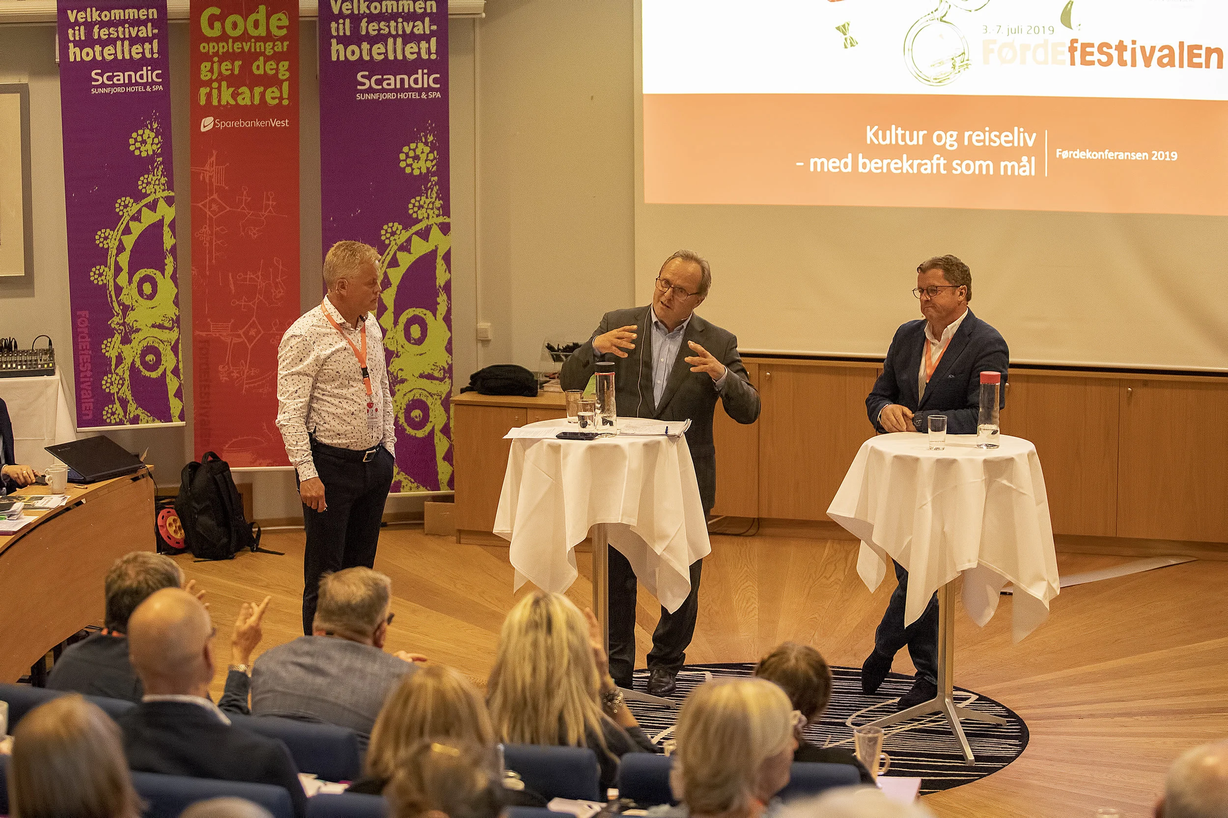 Rolf Sanne Gundersen leia samtalen med Dagfinn Neteland (Fjord1) og Sigurd Kvikne. Foto: Espen Stensvoll.