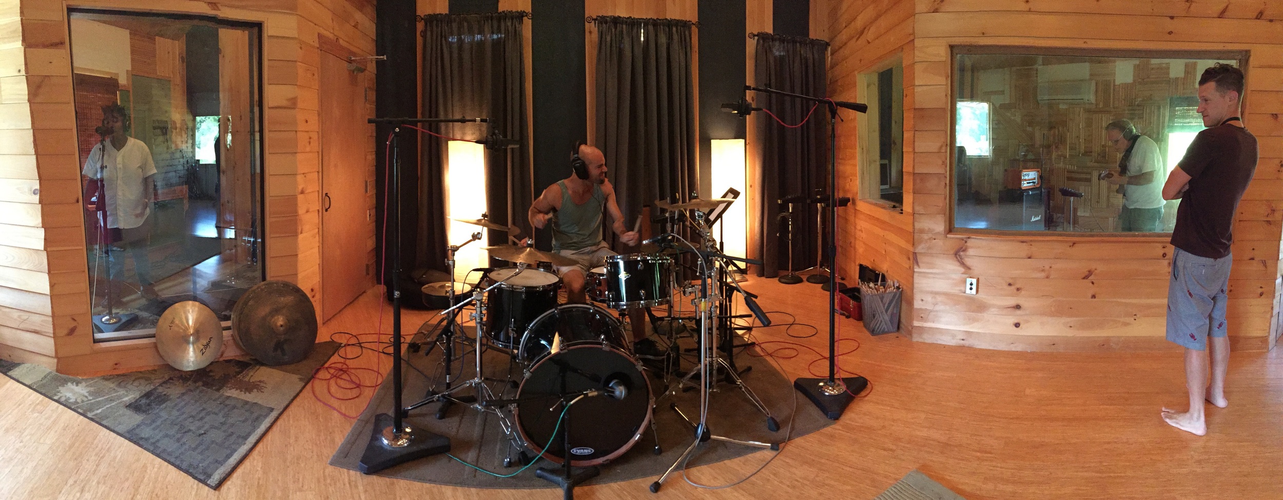 Billy, Jared, Dave (listening) and I doing our one take remake (but... I did rerecord an extremely angry solo!) of Hootchie Coochie Man , the Willie Dixon classic made famous by the legendary Muddy Waters. Billy added her own lyrics which are unique and moving. This is our version of a power trio!