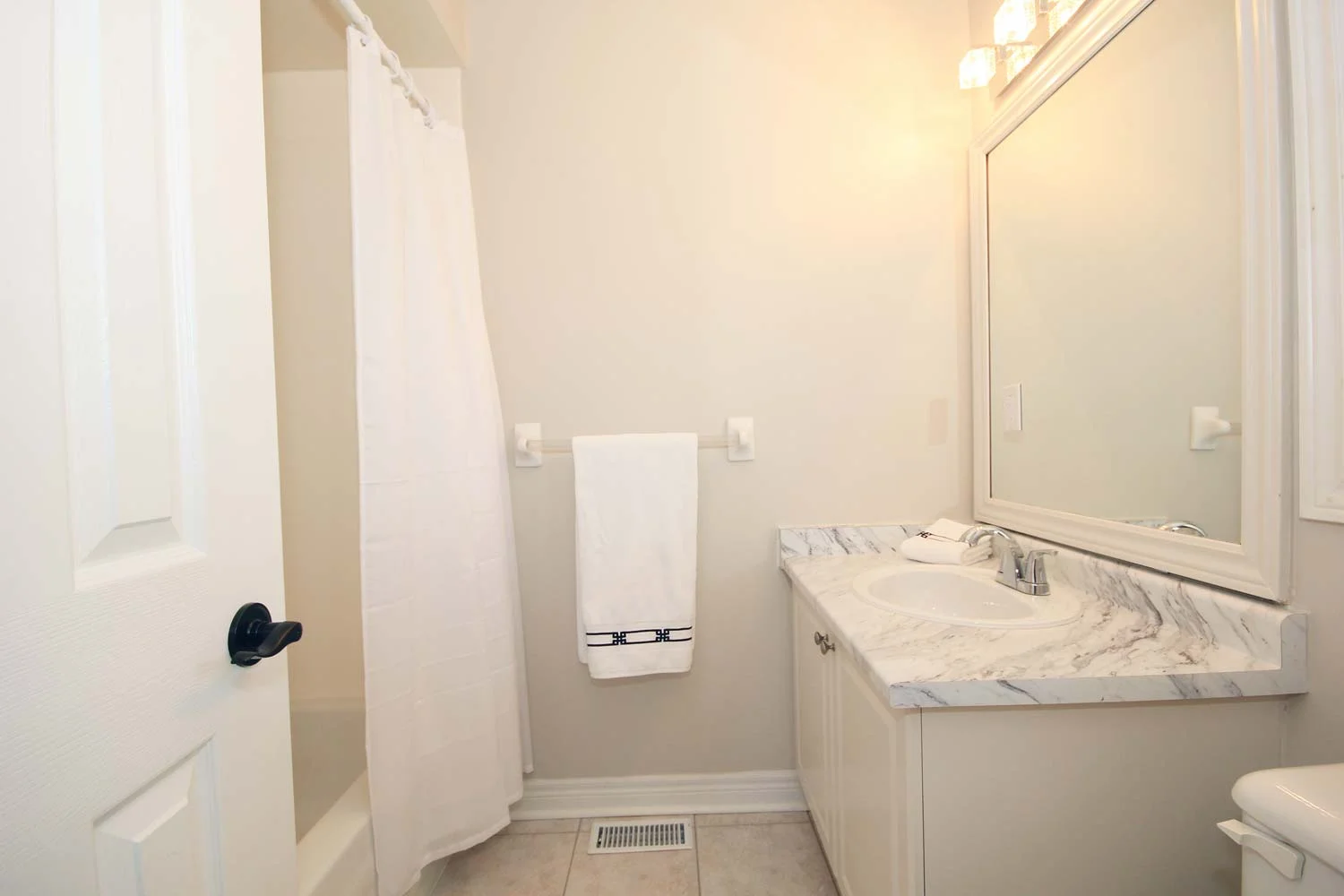 bed2_bath-(2).jpg
