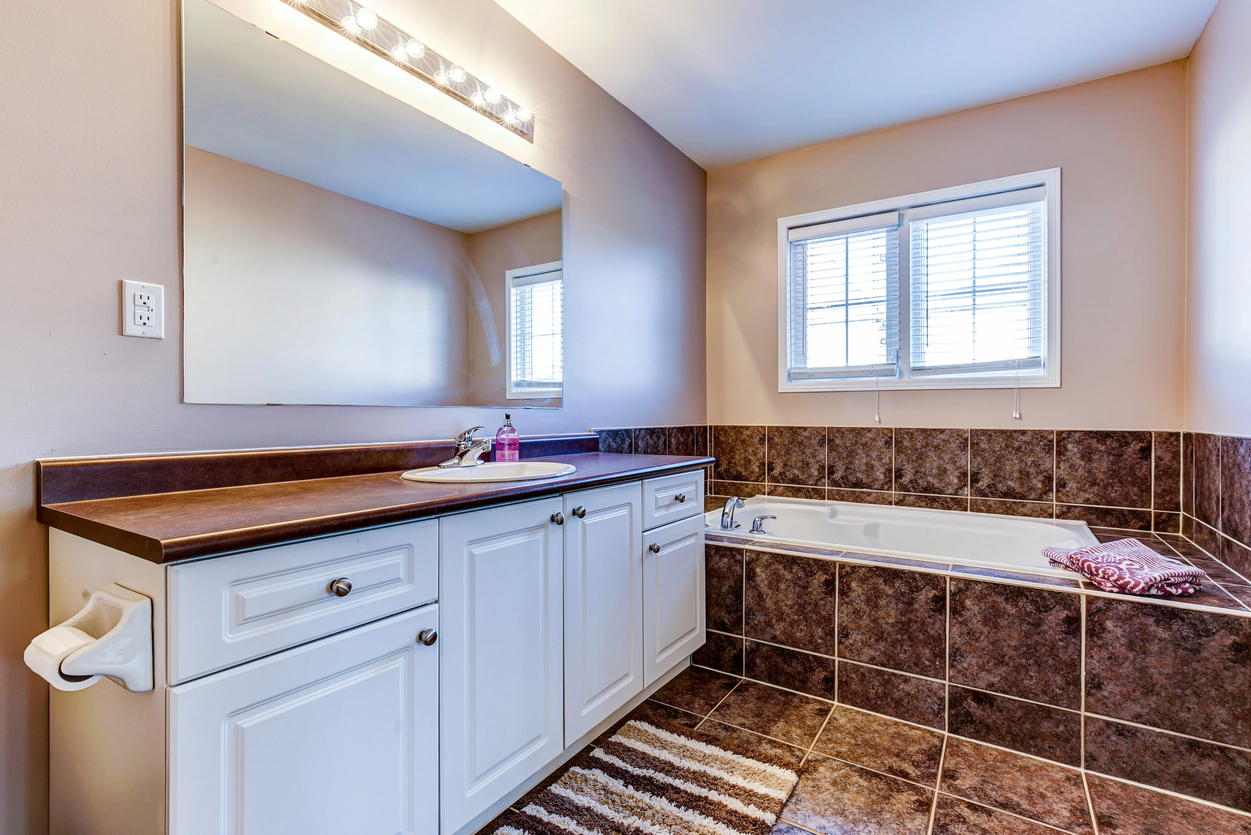 96 Woodbine Pl-29.jpg
