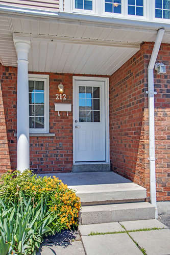10 Bassett Blvd TH212 Whitby-small-005-25-Front Porch-334x500-72dpi.jpg